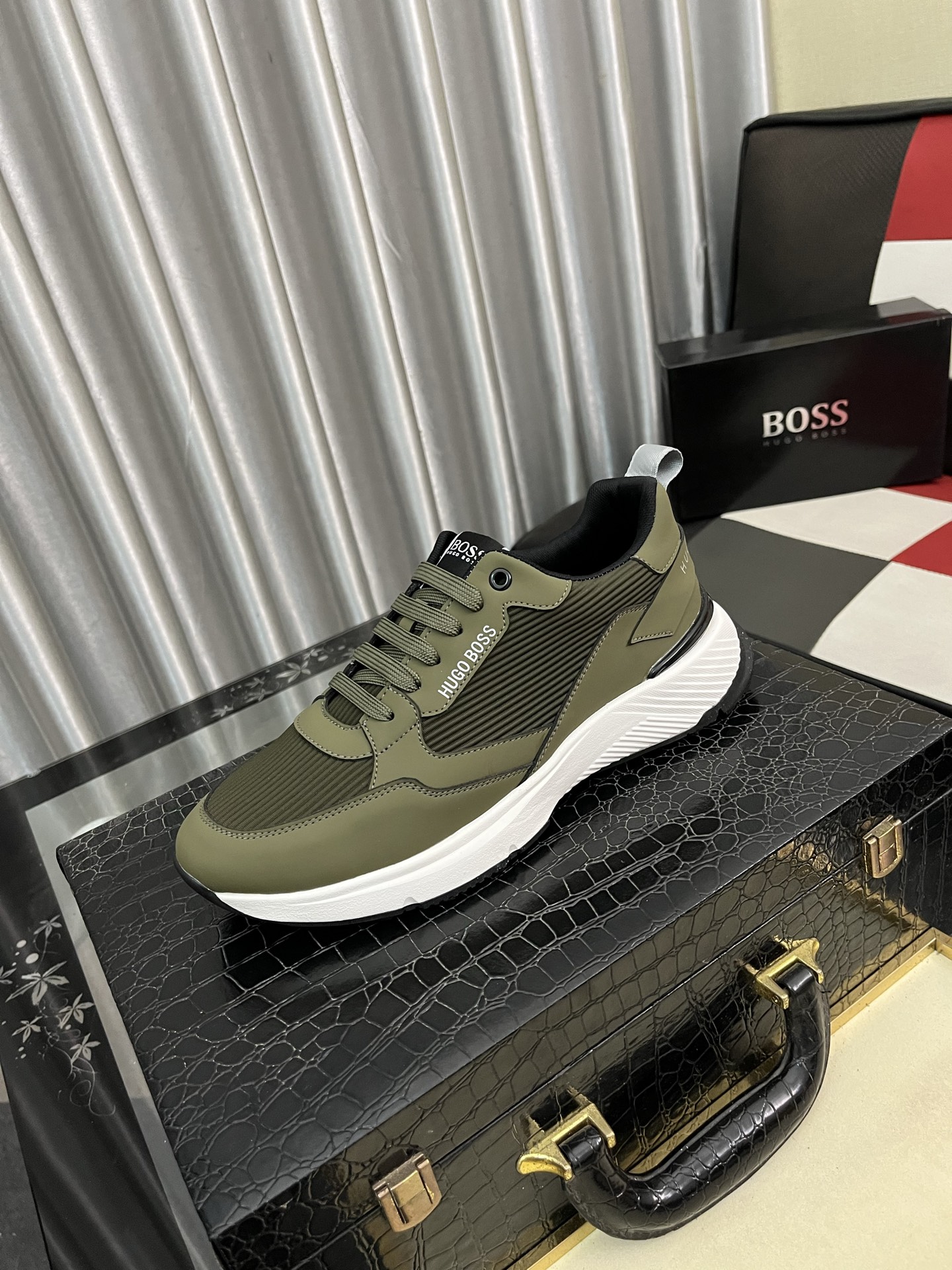 HUGO BOSS メンズ スニーカー オリー ブラック 1色入 🥾