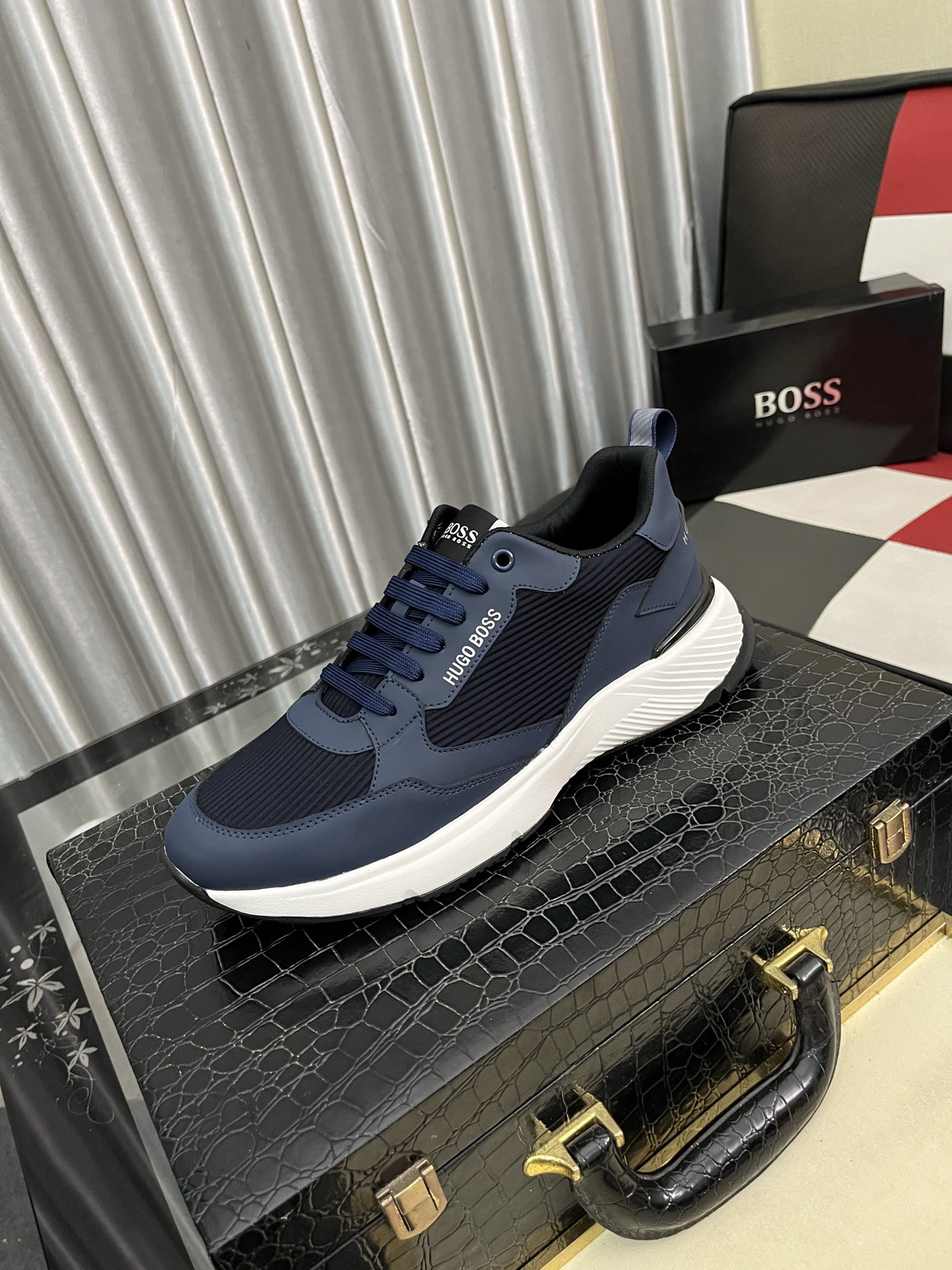 HUGO BOSS メンズ スニーカー 2024新作 パネルデザイン ブルー 2色展開 🥾