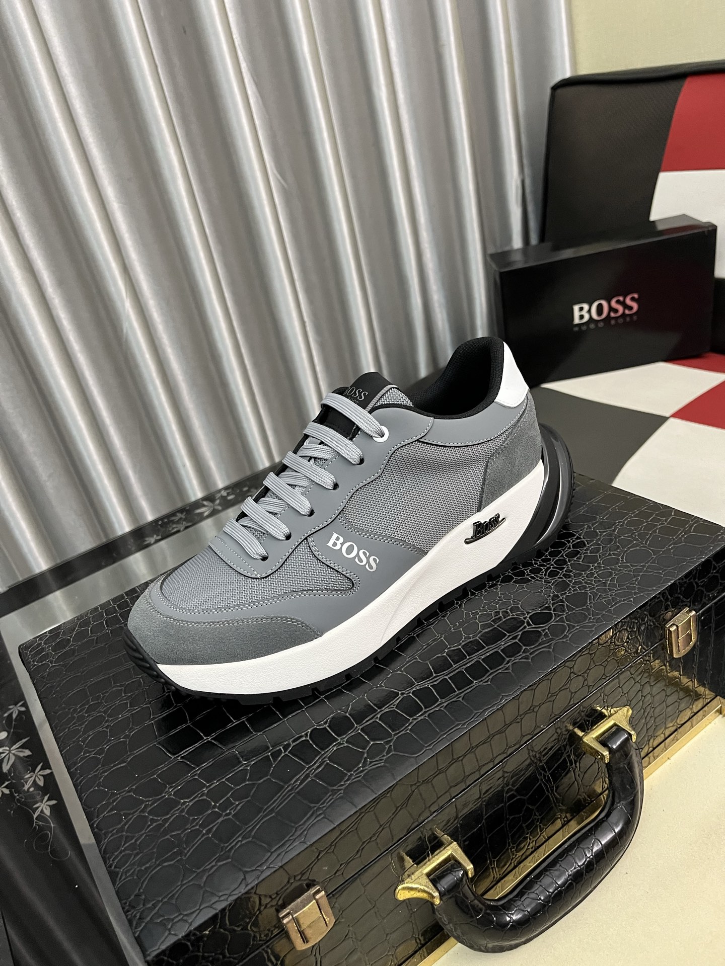 【BOSS】 メンズ スニーカー グレー ファッション ローカット 4色入 ✨