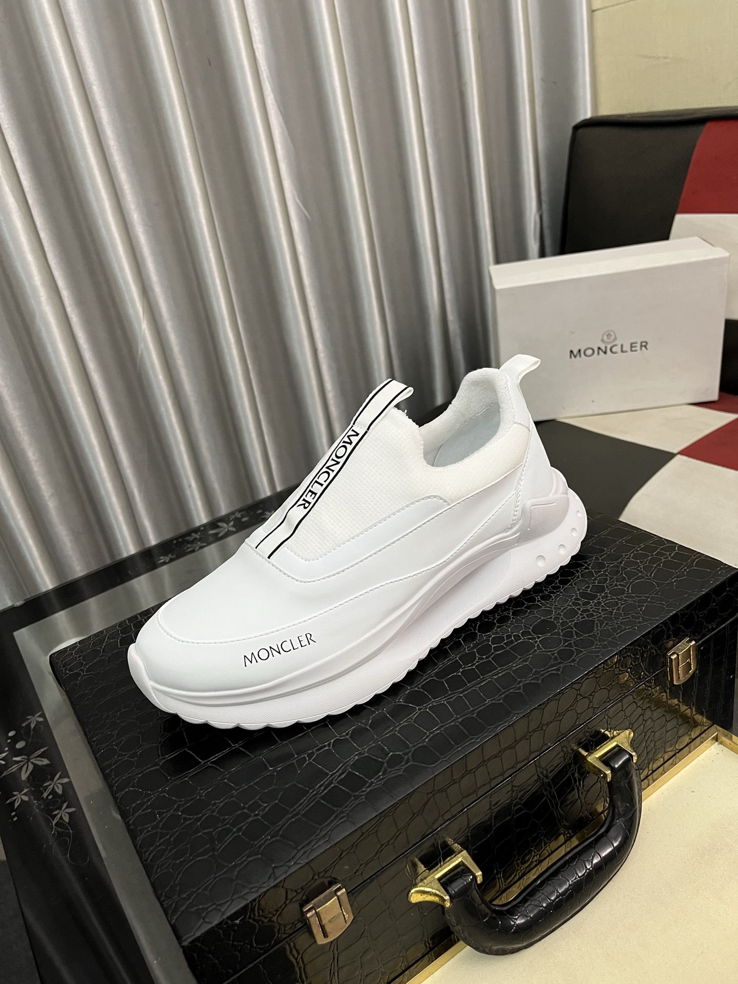 MONCLER メンズ スニーカー ホワイト かかと部分にブランドロゴ シンプルデザイン 3色展開 🥾