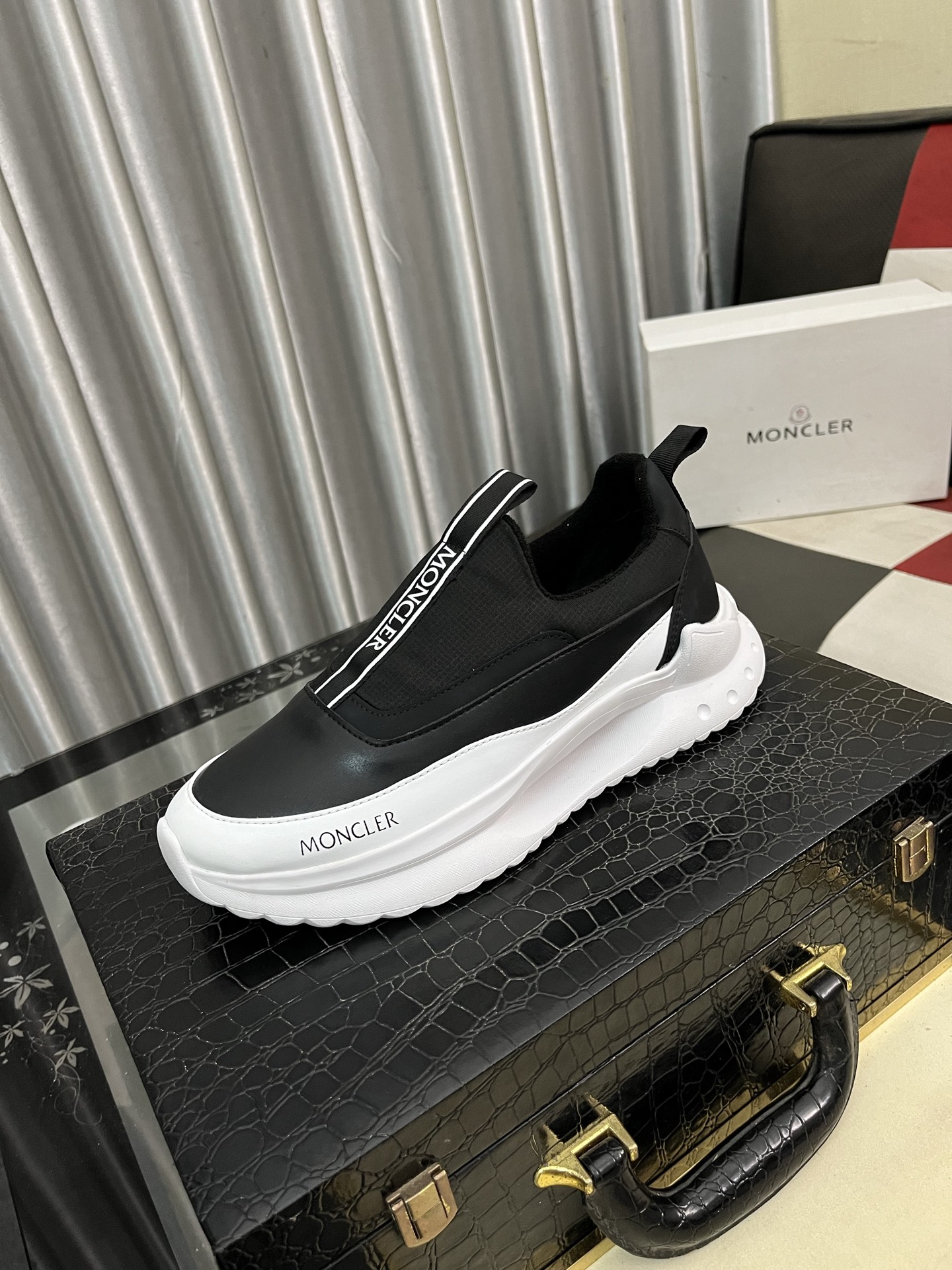モンクレール メンズスニーカー ブラック ホワイト スリップオン 2色 デザイン性高い 时尚シューズ 🖤👟