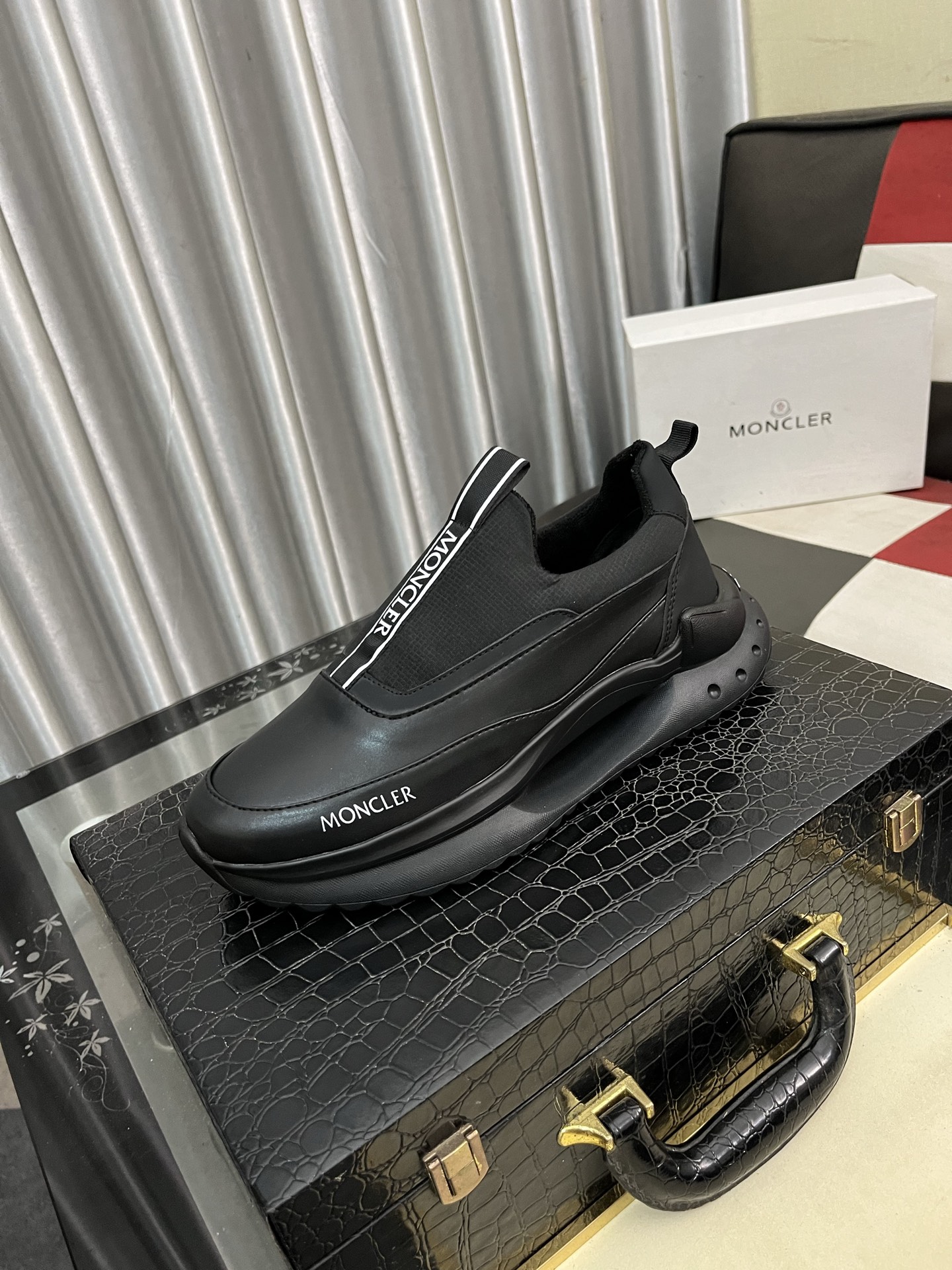 モノクレ  メンズスニーカー  黒  ロゴ付き  簡単に履けるスリッポン  イタリア製 🖤