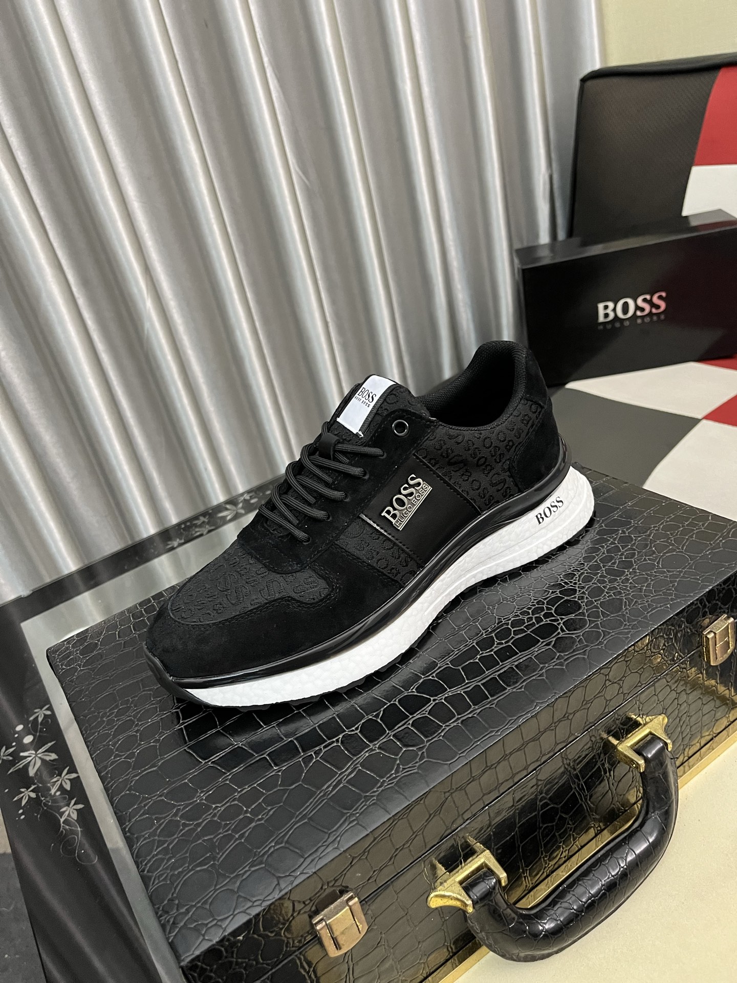 HUGO BOSS メンズスニーカー 黒 ブラック 2色展開 本革 19000円以上 ✨