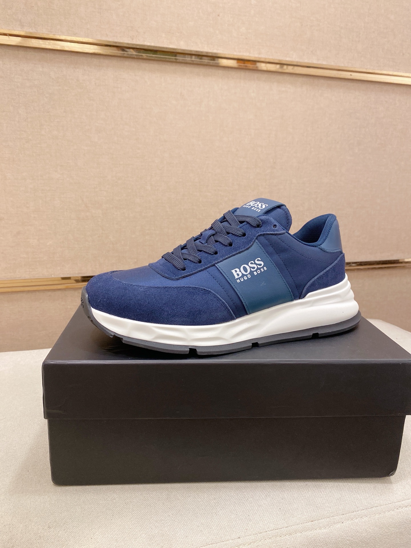 HUGO BOSS メンズスニーカー ブルー 4色入 🥾 78文字