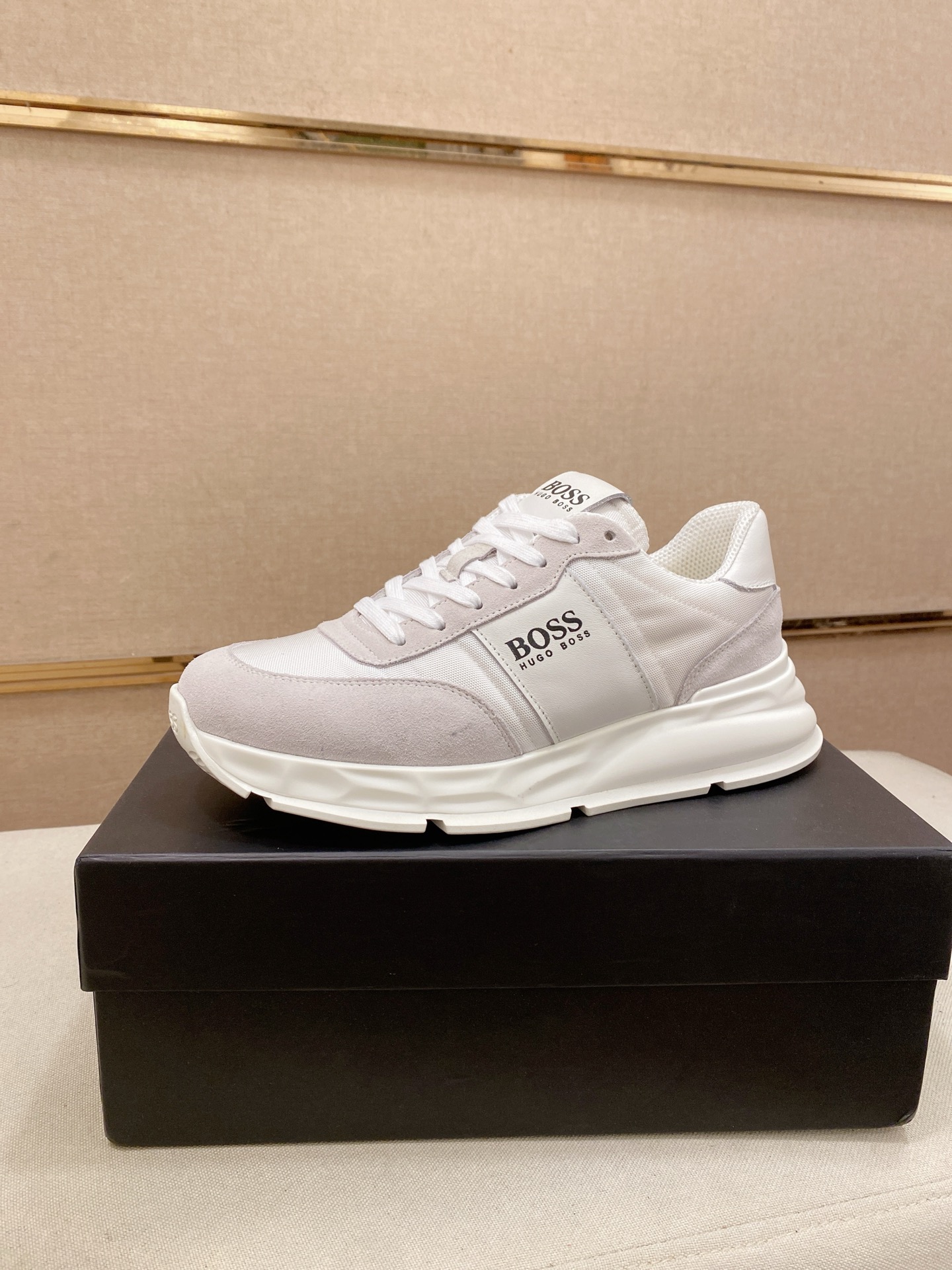HUGO BOSS メンズ スニーカー ホワイト グレー 2色展開 シンプルデザイン 人気モデル 🎩