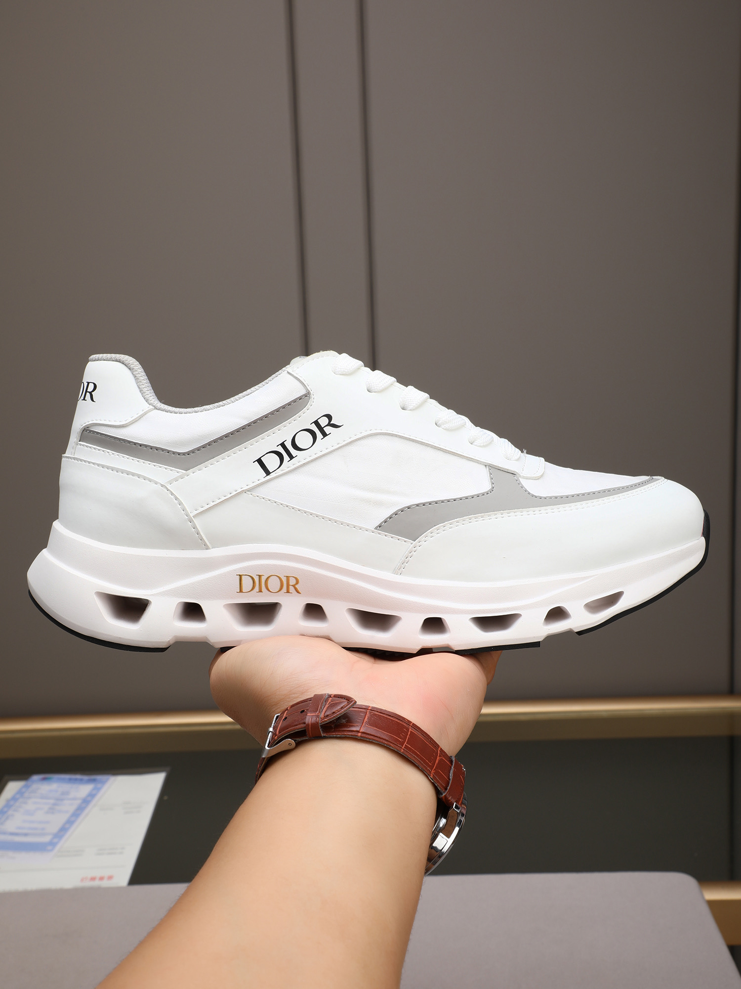 Dior  メンズ スニーカー ホワイト グレー バンプソール 4色入 🥾
