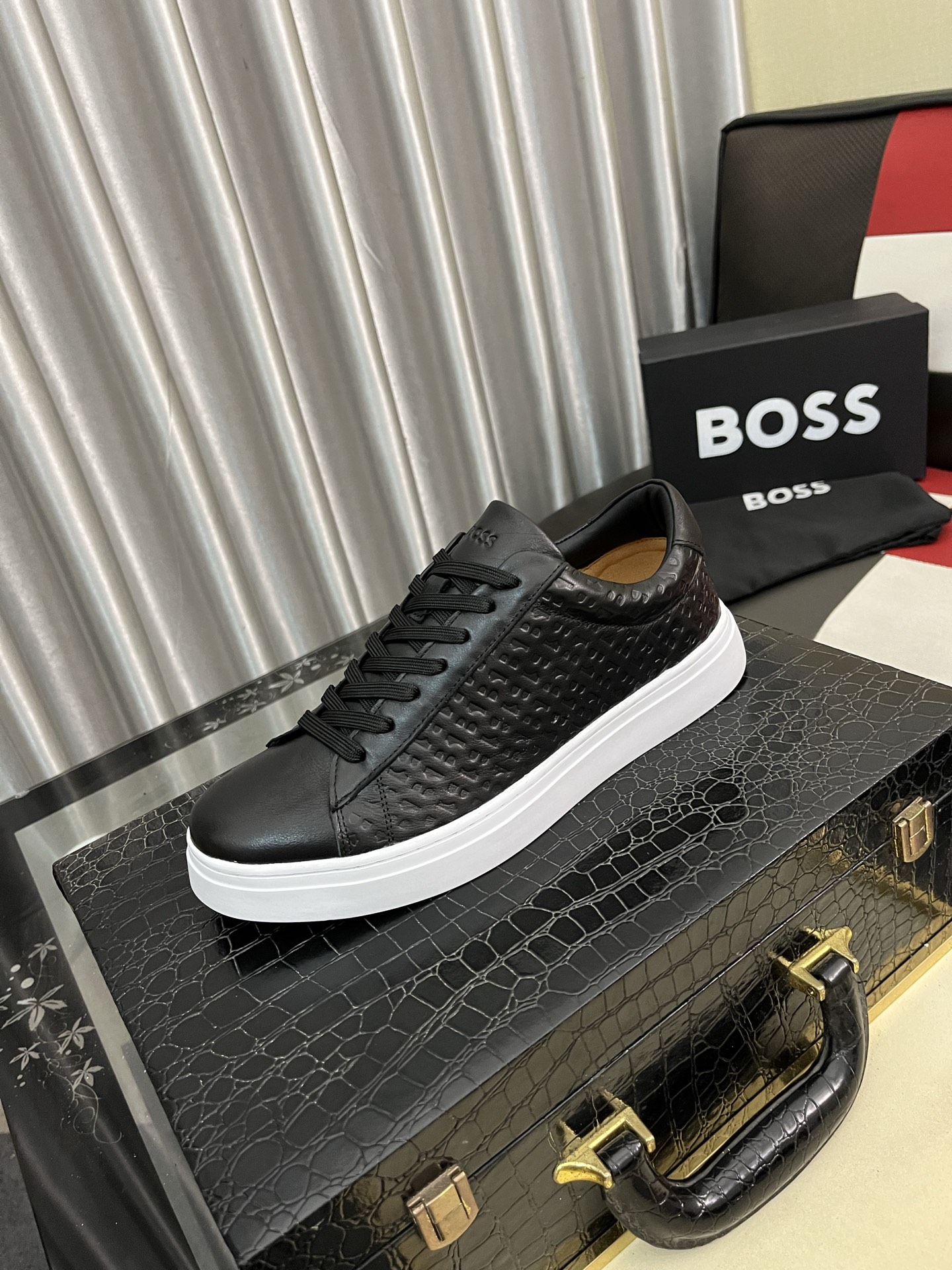 ブラック ボス メンズ スニーカー 3色 ロゴ レザー 靴 1枚目 👞