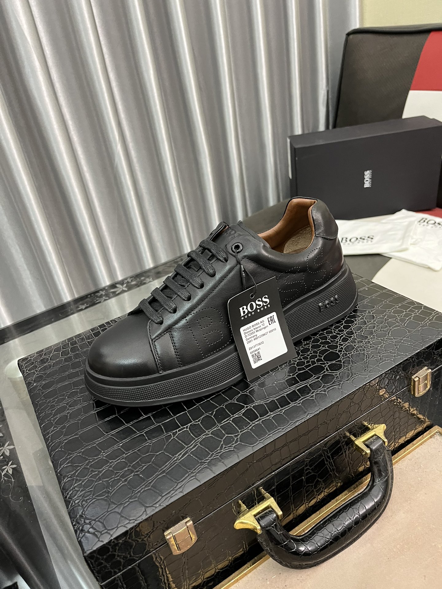 HUGO BOSS 男性用 レザースニーカー ブラック 1色入 🖤 高級感のあるスタイリッシュなデザイン ファッション性と快適さを兼ね備えた一足