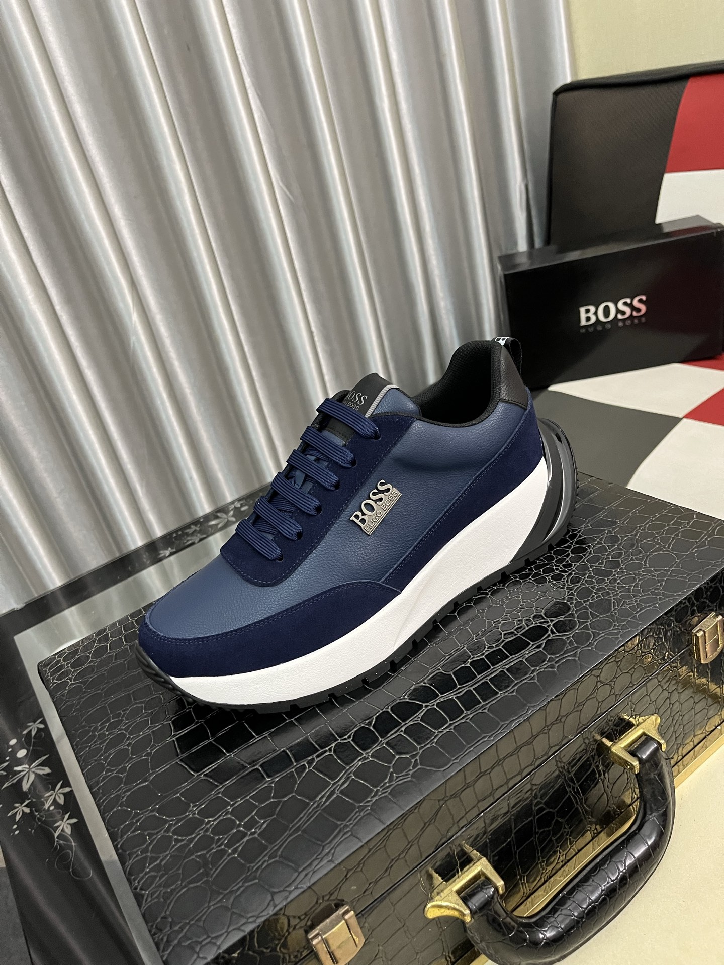 HUGO BOSS メンズ スニーカー ブルーメタリック 2色 2023年新作 🧦