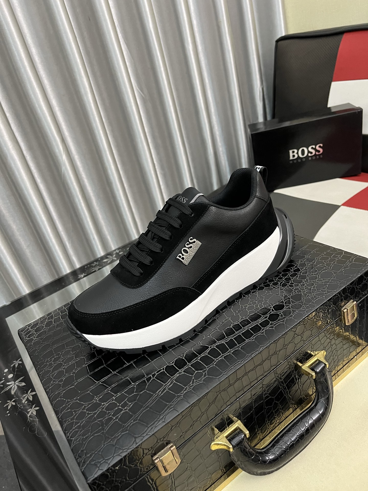 HUGO BOSS メンズ スニーカー 黒 白 2色 ファッション スタイリッシュ 💼