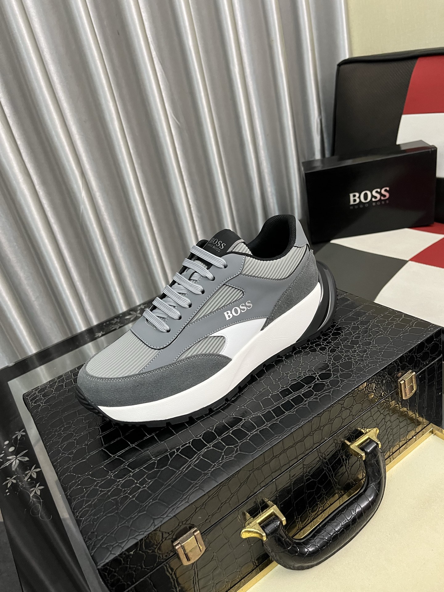 HUGO BOSS メンズスニーカー 4色展開 グレー ローカット ブラックアウト ファッションスニーカー 🥾