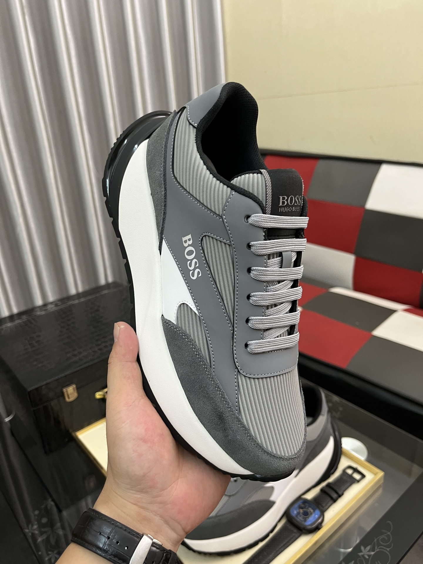 HUGO BOSS メンズスニーカー 4色展開 グレー ローカット ブラックアウト ファッションスニーカー 🥾 - 画像 4