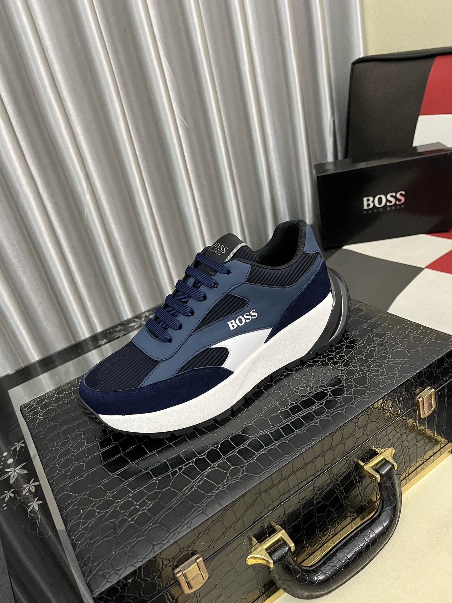 BOSS メンズ スニーカー ブルーグレー 2色 人気の厚底デザイン 🚀