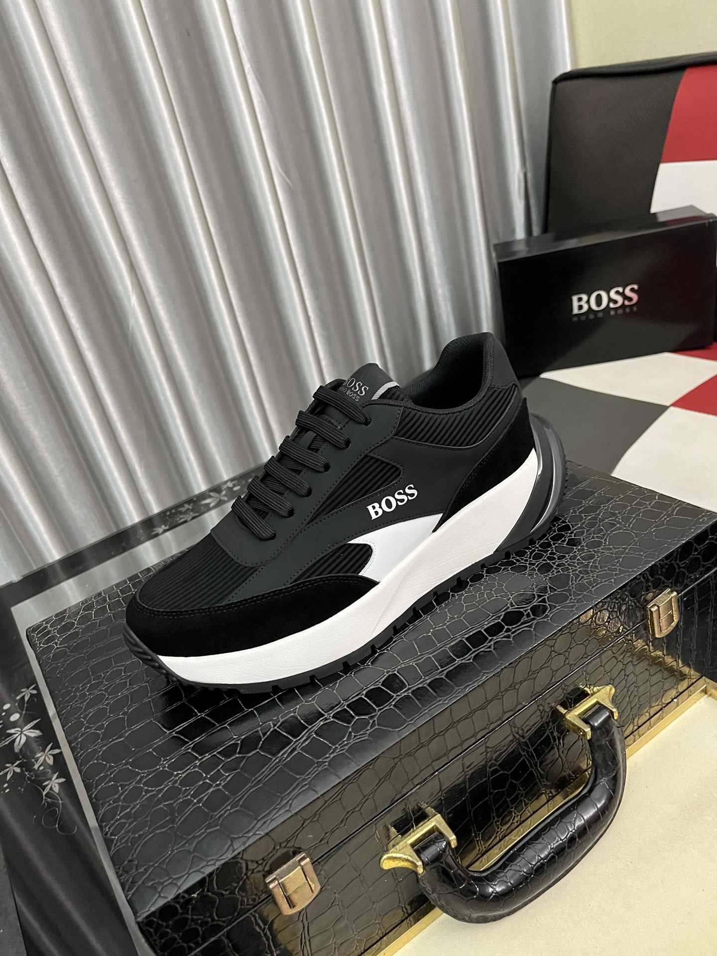 黒 メンズ スニーカー BOSS ブランド 2色展開 送料無料 🚚