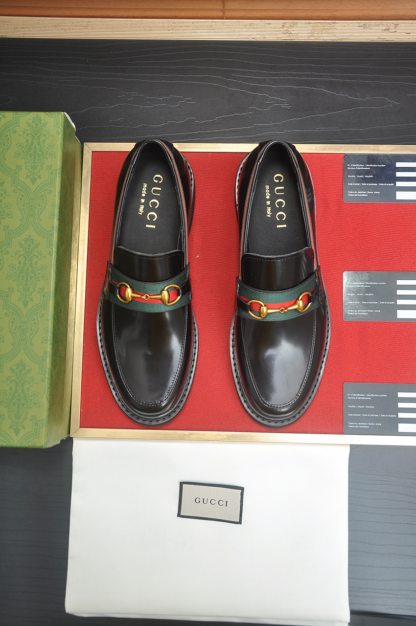 GUCCI メンズ ローファー ブラック グリーンレッドストライプ ゴールドバックル ファッション シューズ 🥾
