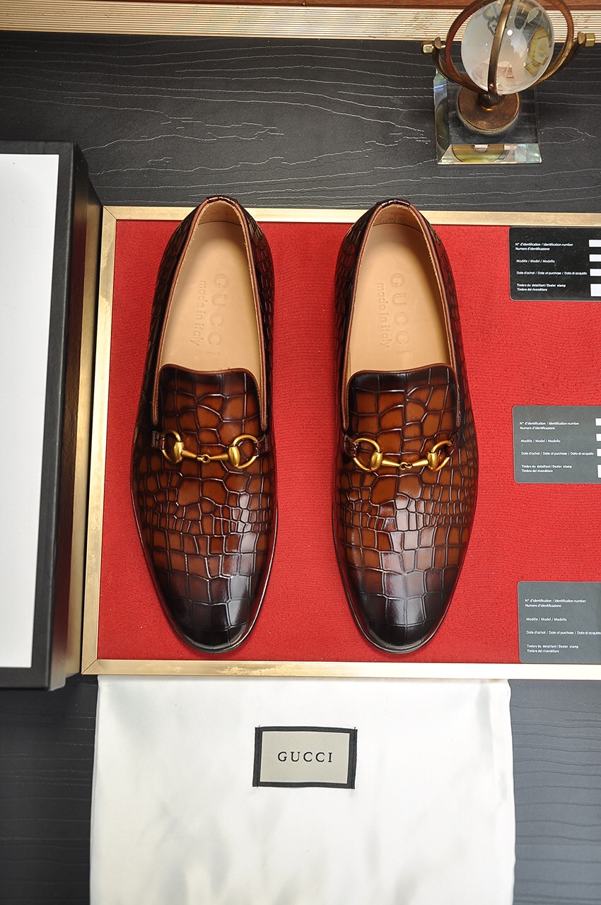 GUCCI メンズ ローファー 本革 本革 クロコダイル柄 ブラウン 金具付き 靴 🐊