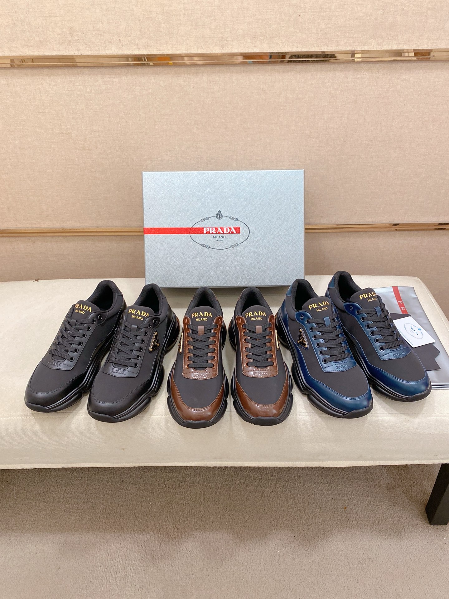 プラダ メンズ スニーカー ブラック 3色 ブラック ブラウン ブルー 高級感あるデザイン 送料無料 🎁 - 画像 2