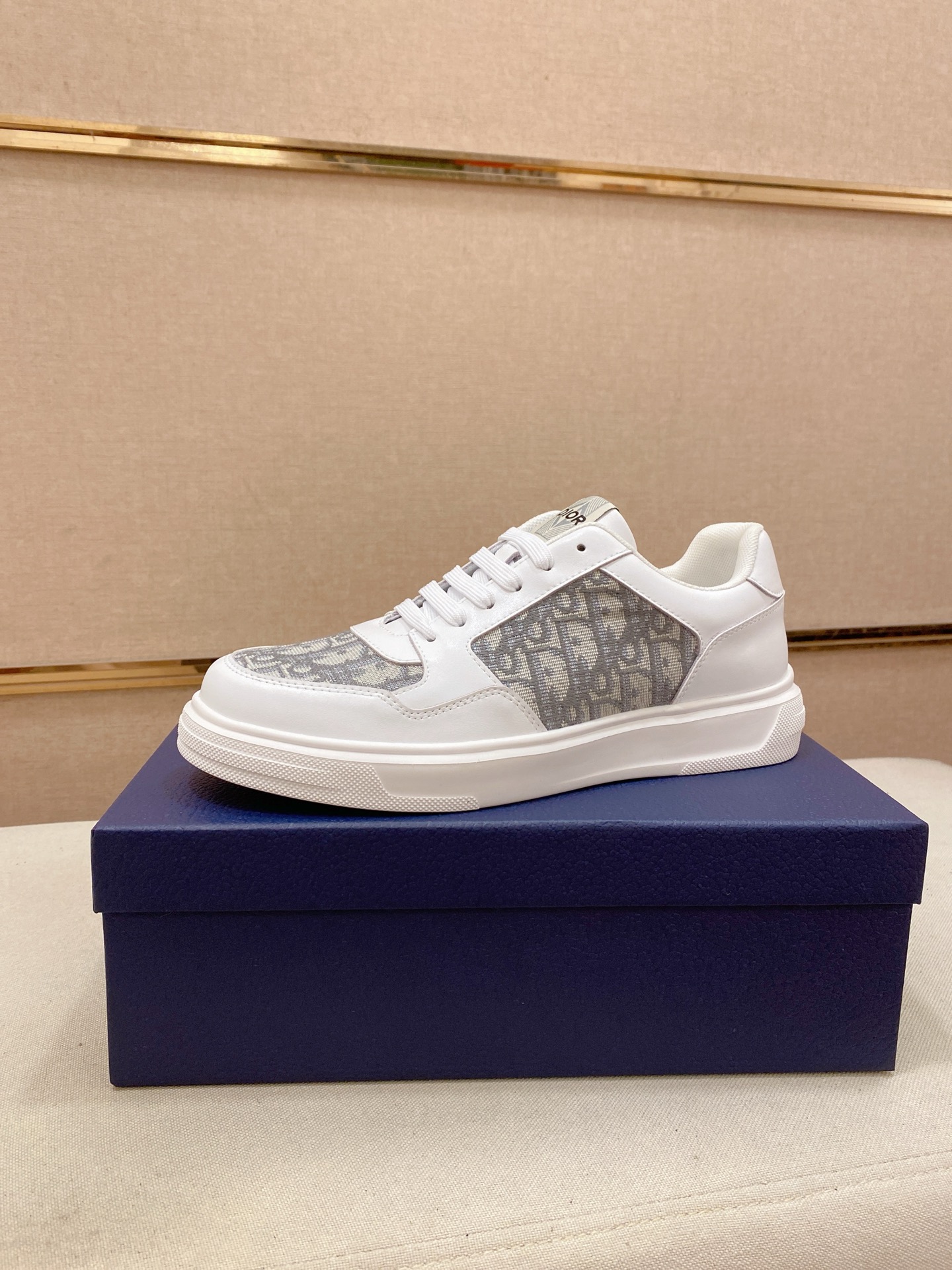 Dior メンズ スニーカー ホワイト グレー ディオール ロゴ プレート ランニングシューズ 64文字