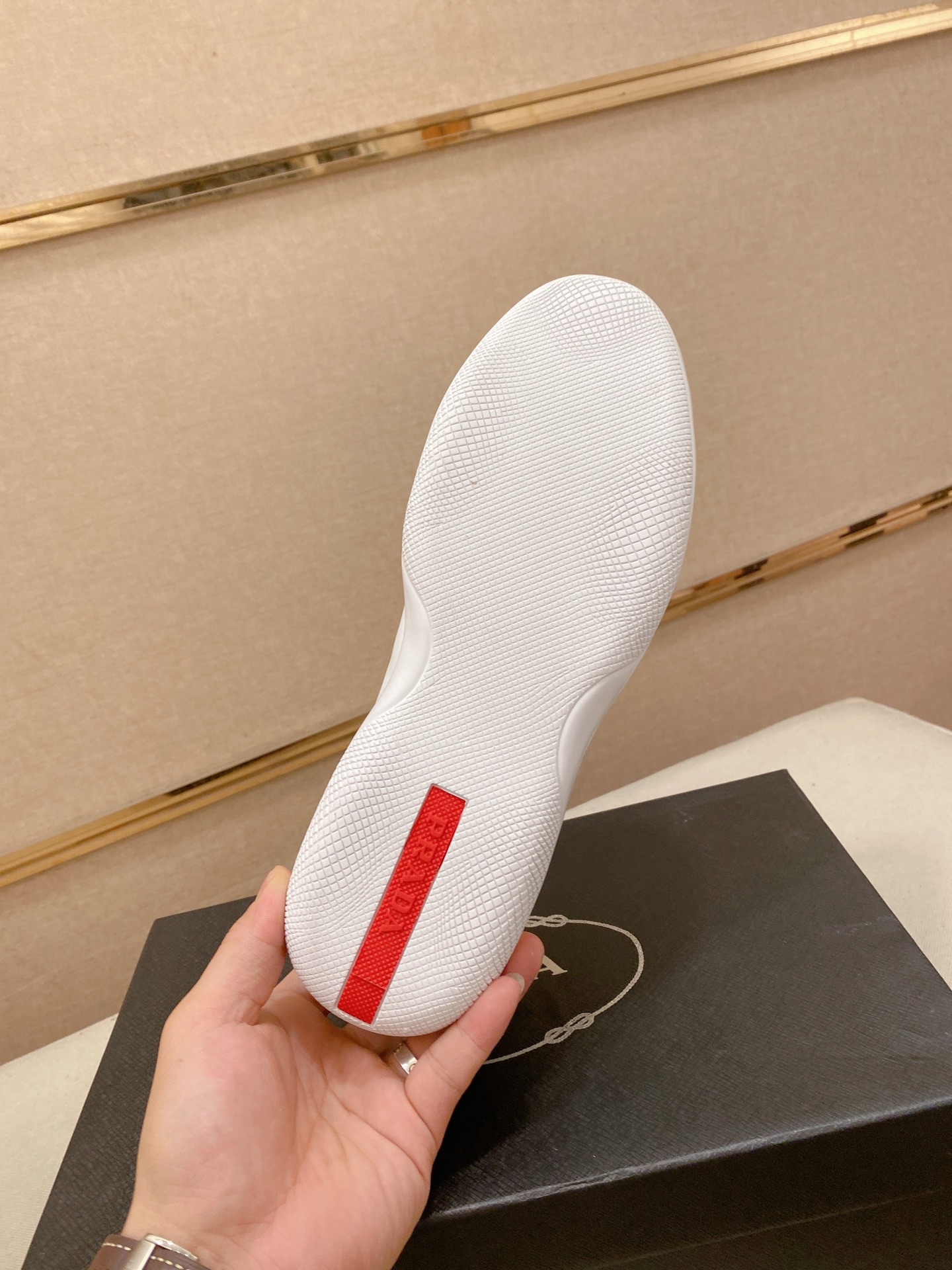 プラダ メンズ スニーカー 白 ブルー ディテール 5色入 💼 - 画像 9