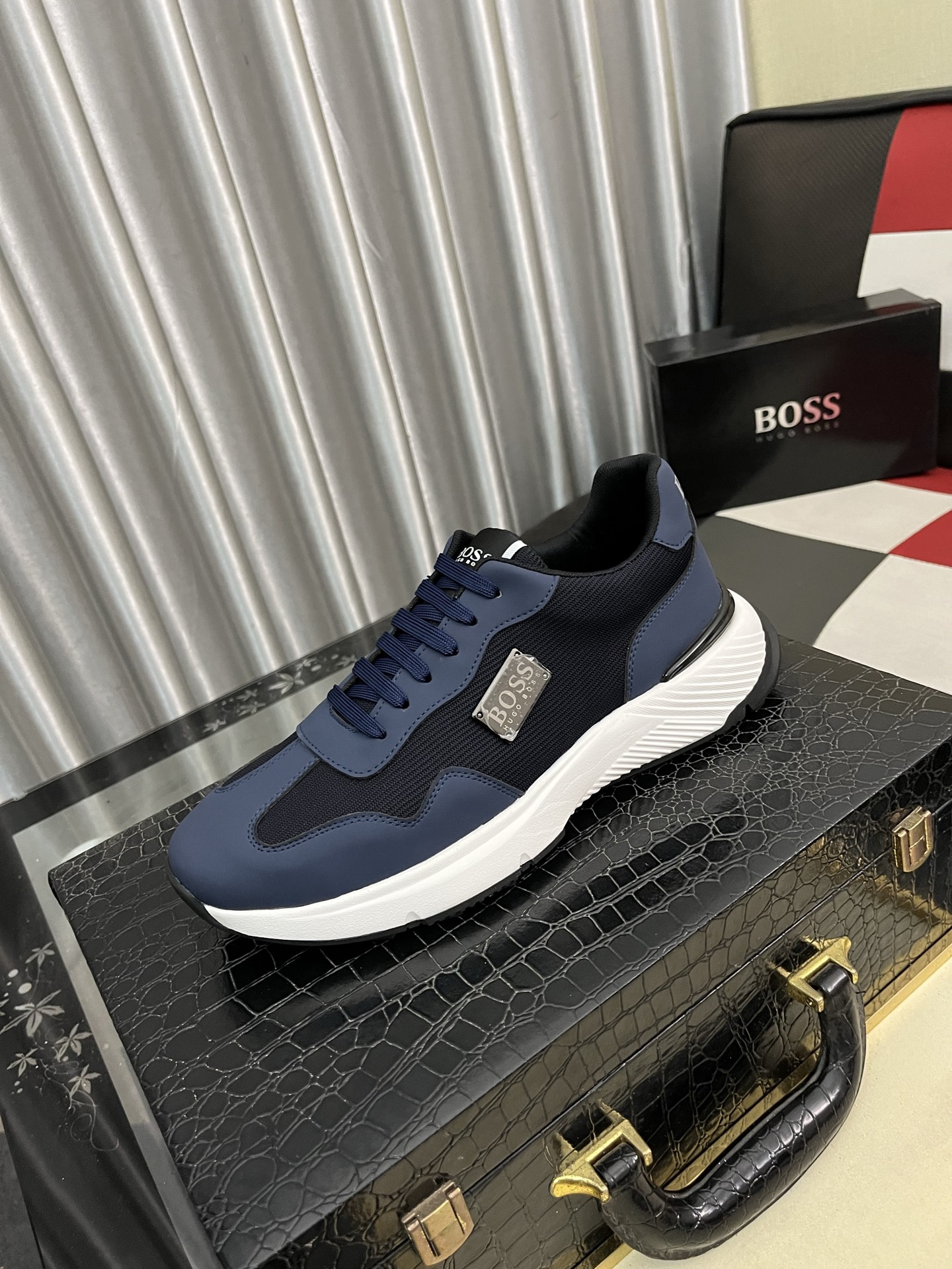 HUGO BOSS メンズスニーカー ブルー 2色展開 オシャレなデザインで快適な履き心地 🥾