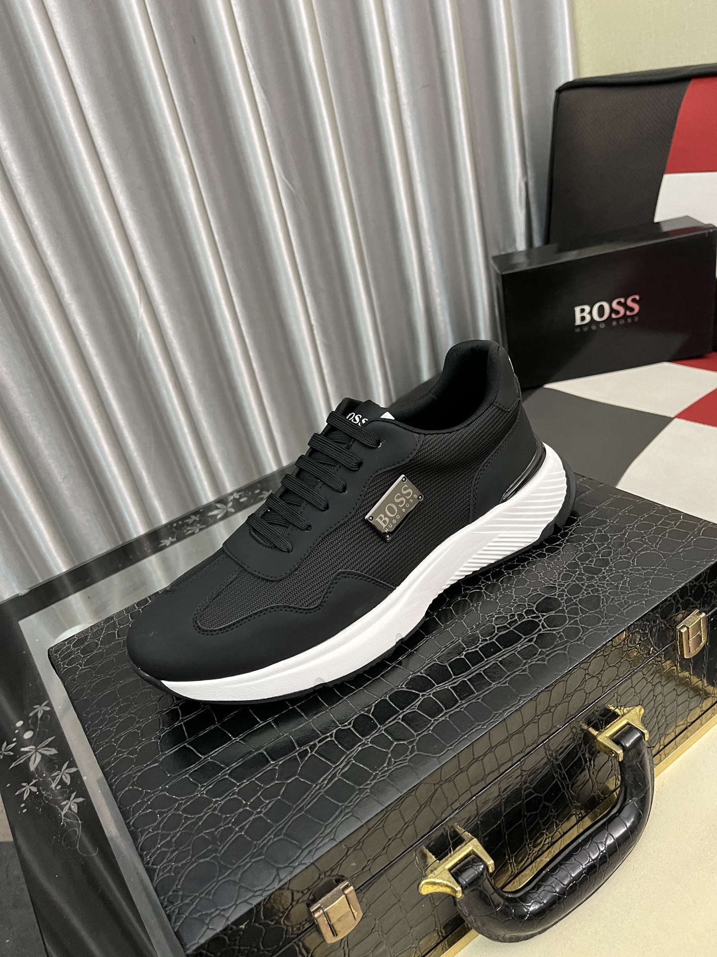 HUGO BOSS 限定モデル 2024 新作 メンズ スニーカー ブラック 白ソール 4色対応 💯