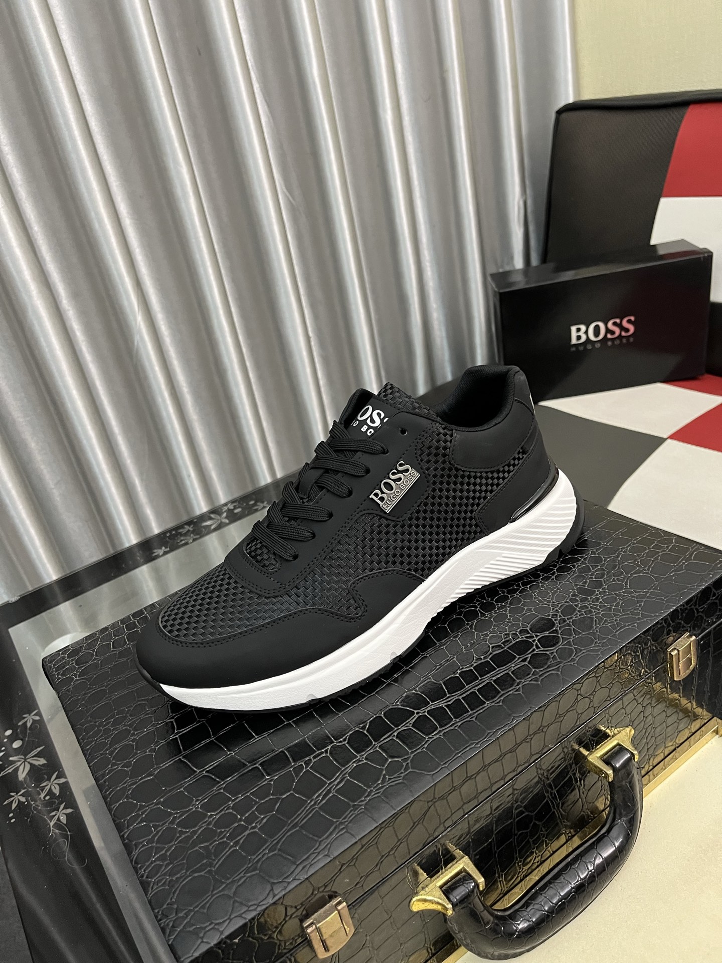 HUGO BOSS メンズ スニーカー 黒 白 メッシュ ファッション ローカット 1点 63文字