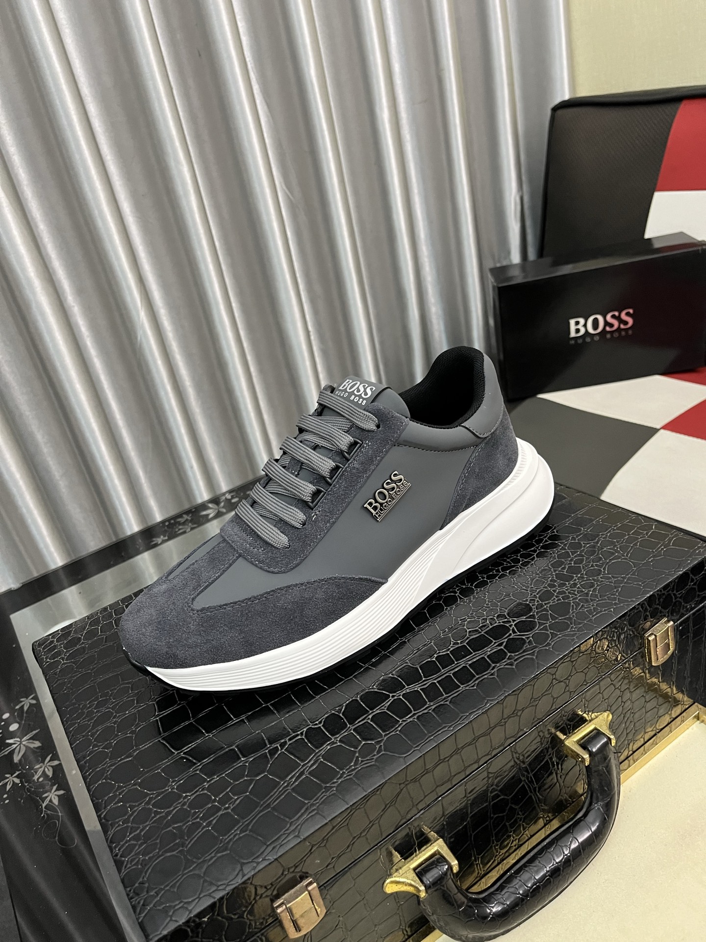 HUGO BOSS メンズスニーカー グレー 2色展開 🎒