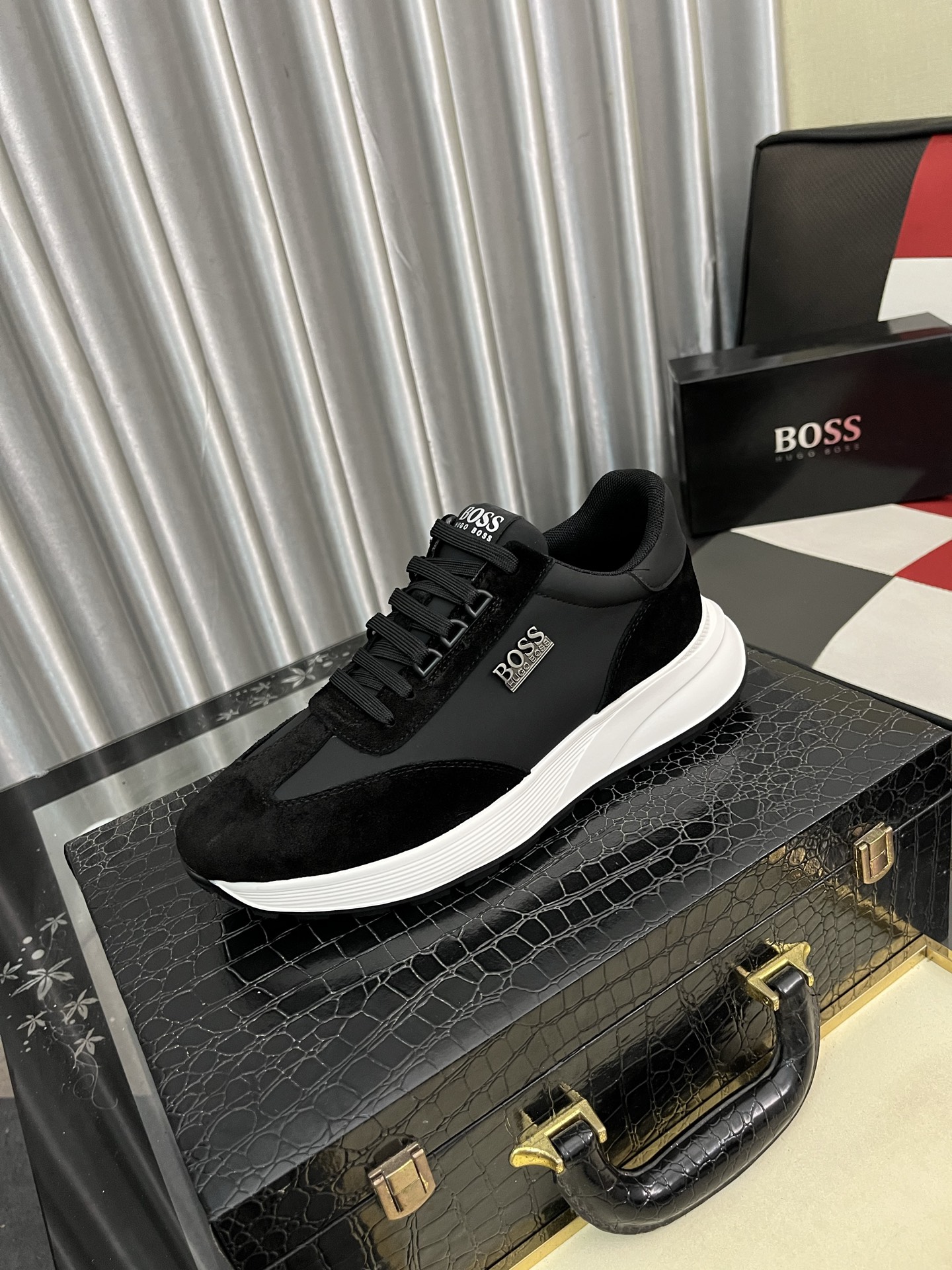HUGO BOSS メンズスニーカー 黒 白ソール ファッション スタイリッシュ 1点物 🖤