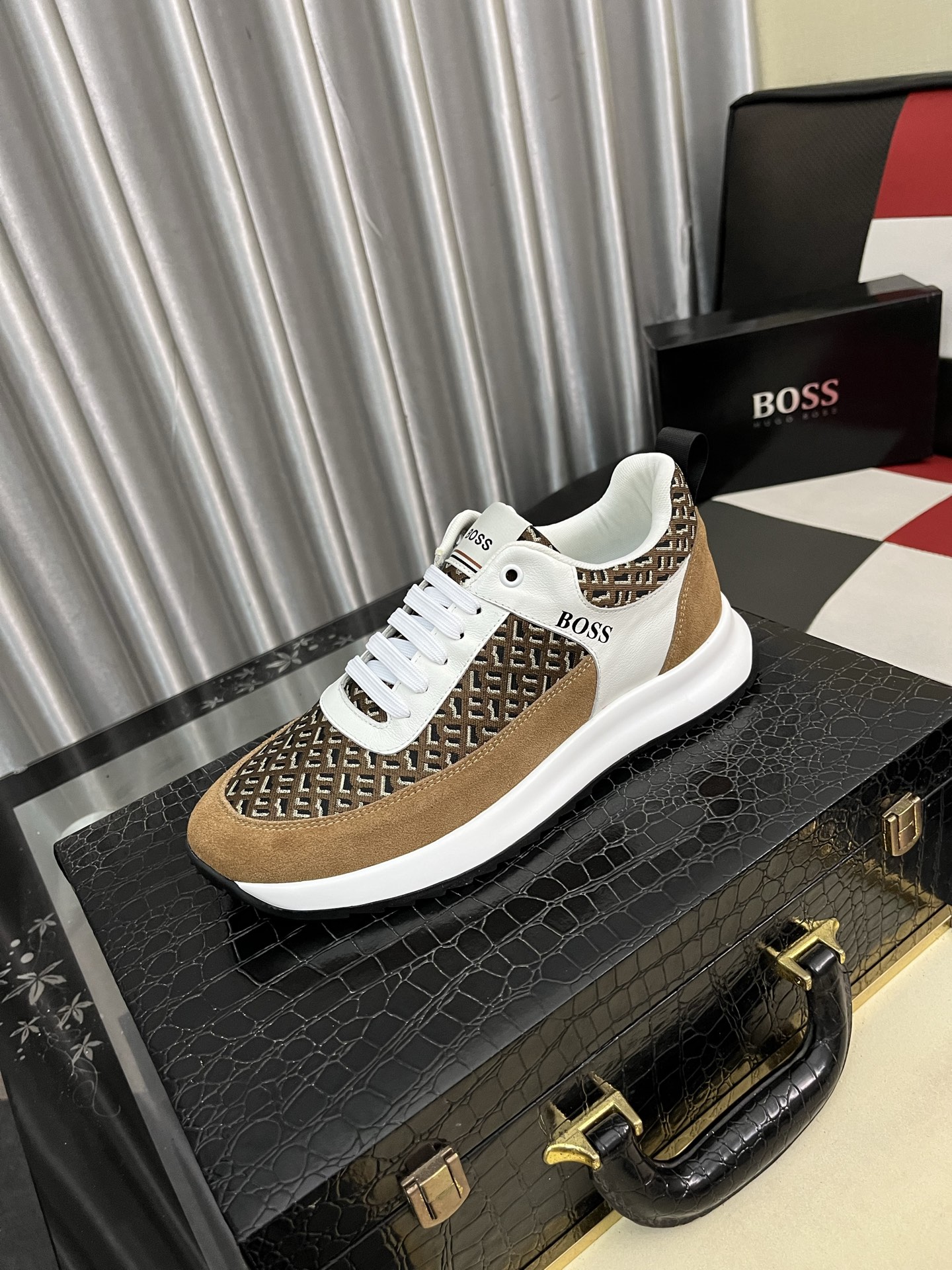 HUGO BOSS メンズスニーカー ブラウン×ホワイト ローカット 2色展開 🐊