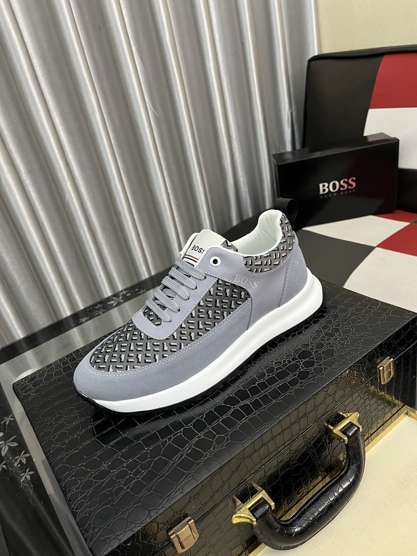 HUGO BOSS 男性 スニーカー グレーカラー スタイリッシュなデザイン 4色入 🧦