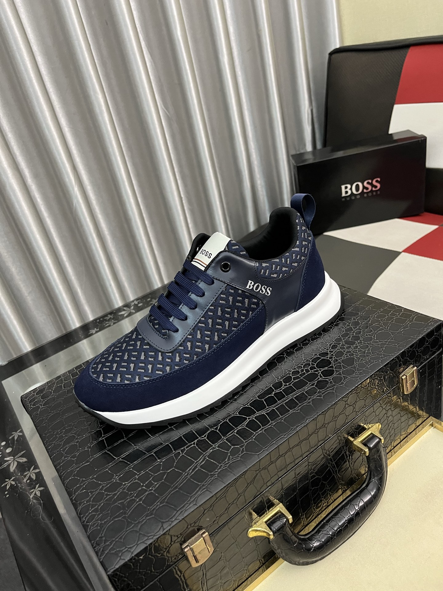 HUGO BOSS メンズスニーカー ブルー 2色展開 🎒