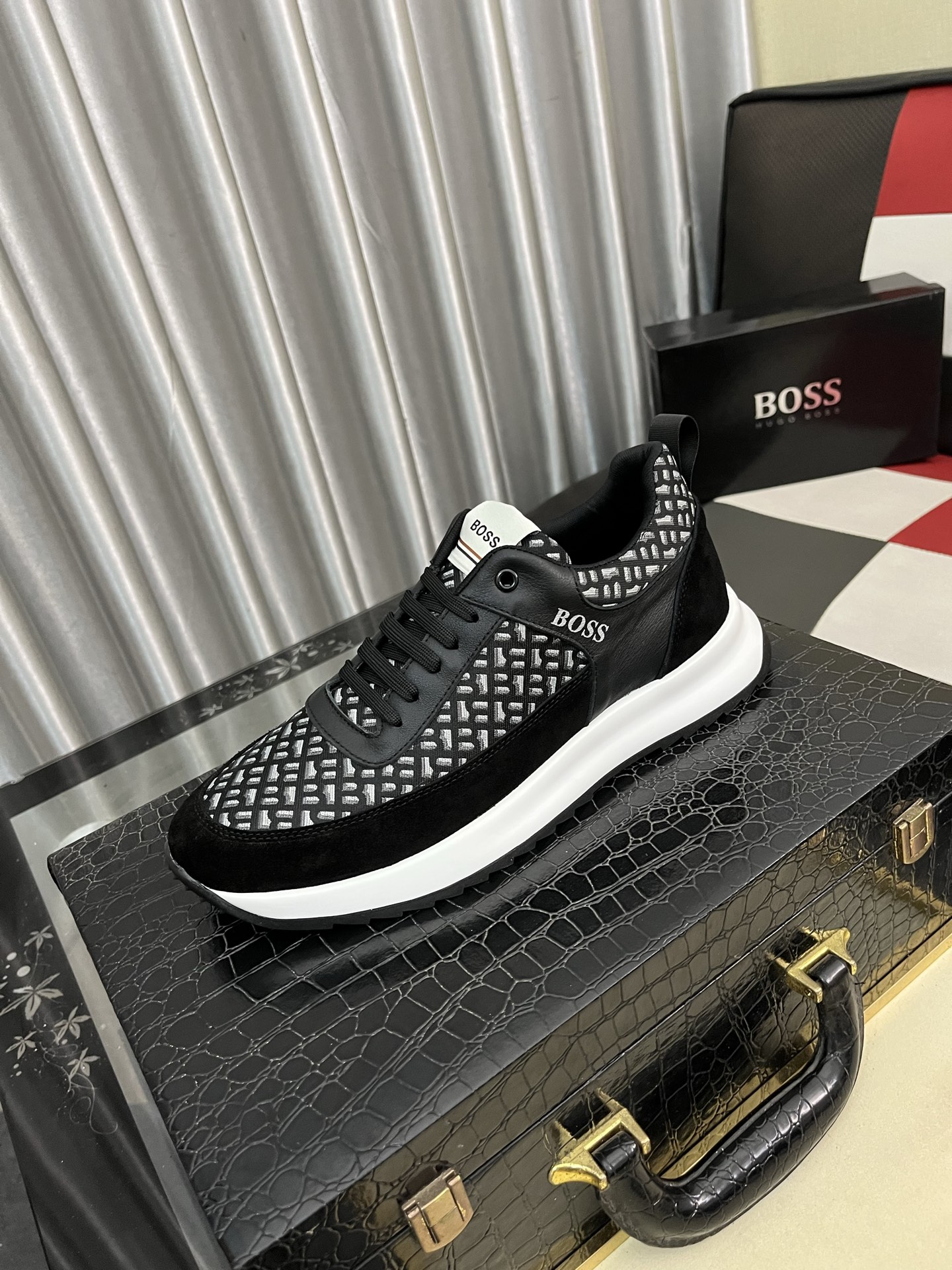 高級感のある HUGO BOSS メンズスニーカー 黒 白 メッシュ デザイン ステッチ ファッションシューズ 🥾