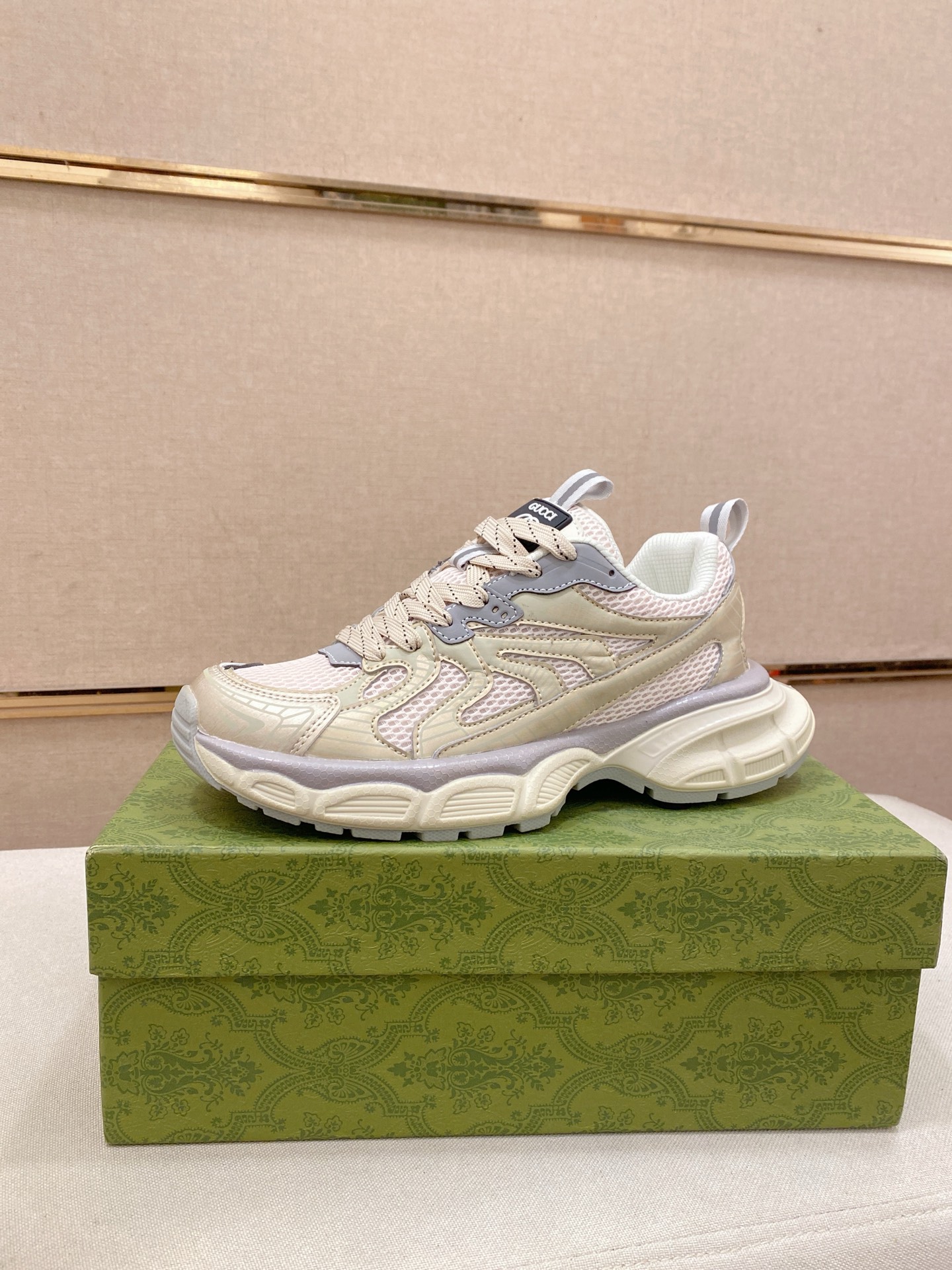 GUCCI メンズ スニーカー ベージュ レザー ネット 撥片 ロゴ グラフィック 3色入 🥾