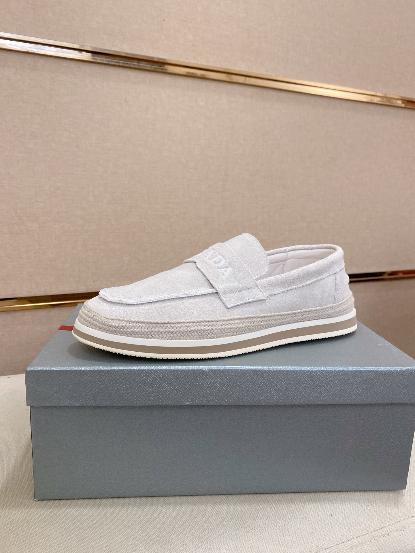 プラダ メンズ ローファー レザー フラットシューズ 白色 2色入 🥾