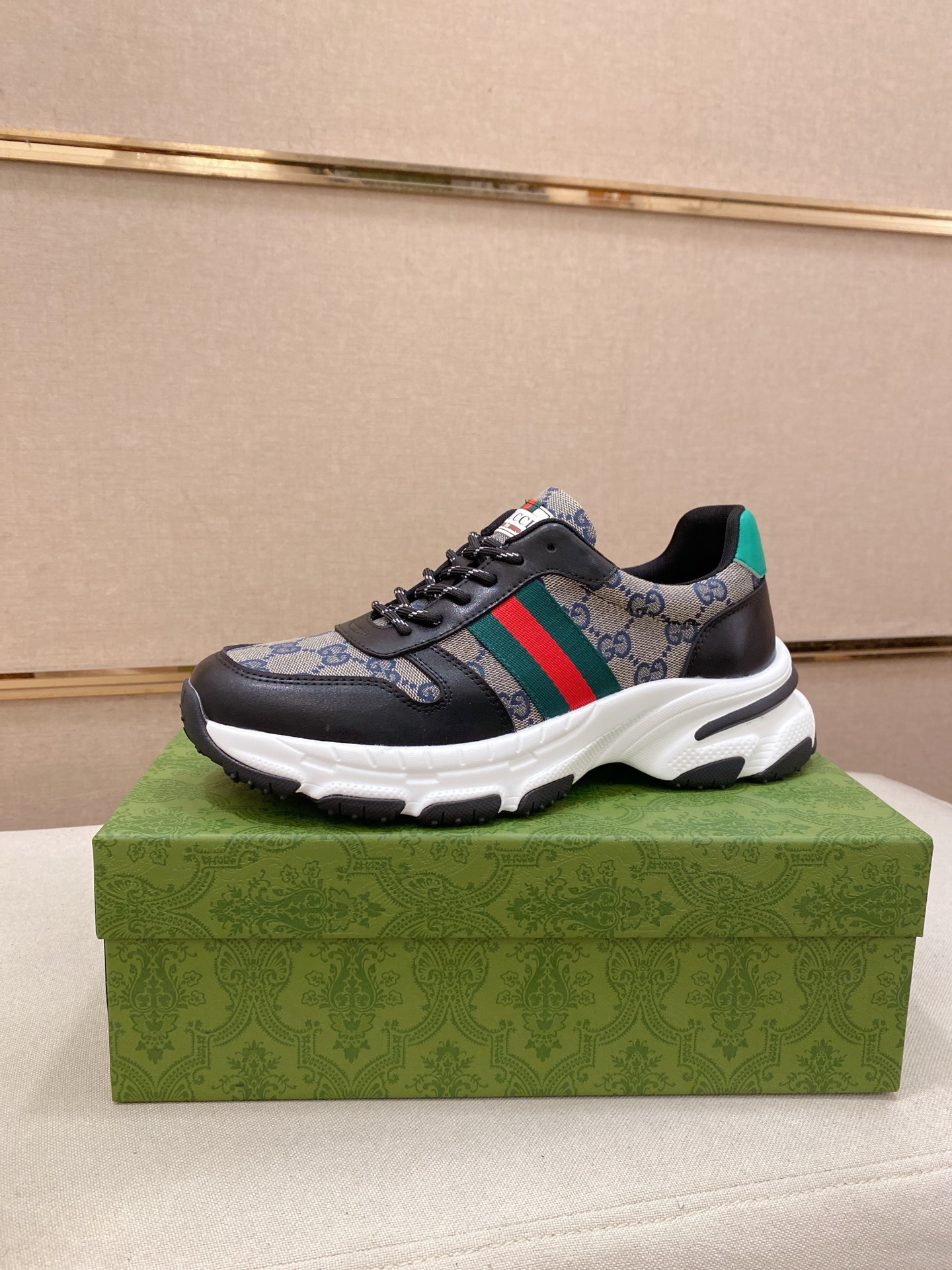 GUCCI メンズ スニーカー グッチ ベルト デザイン 黒 ホワイト レッド グリーン 4色入 🩴