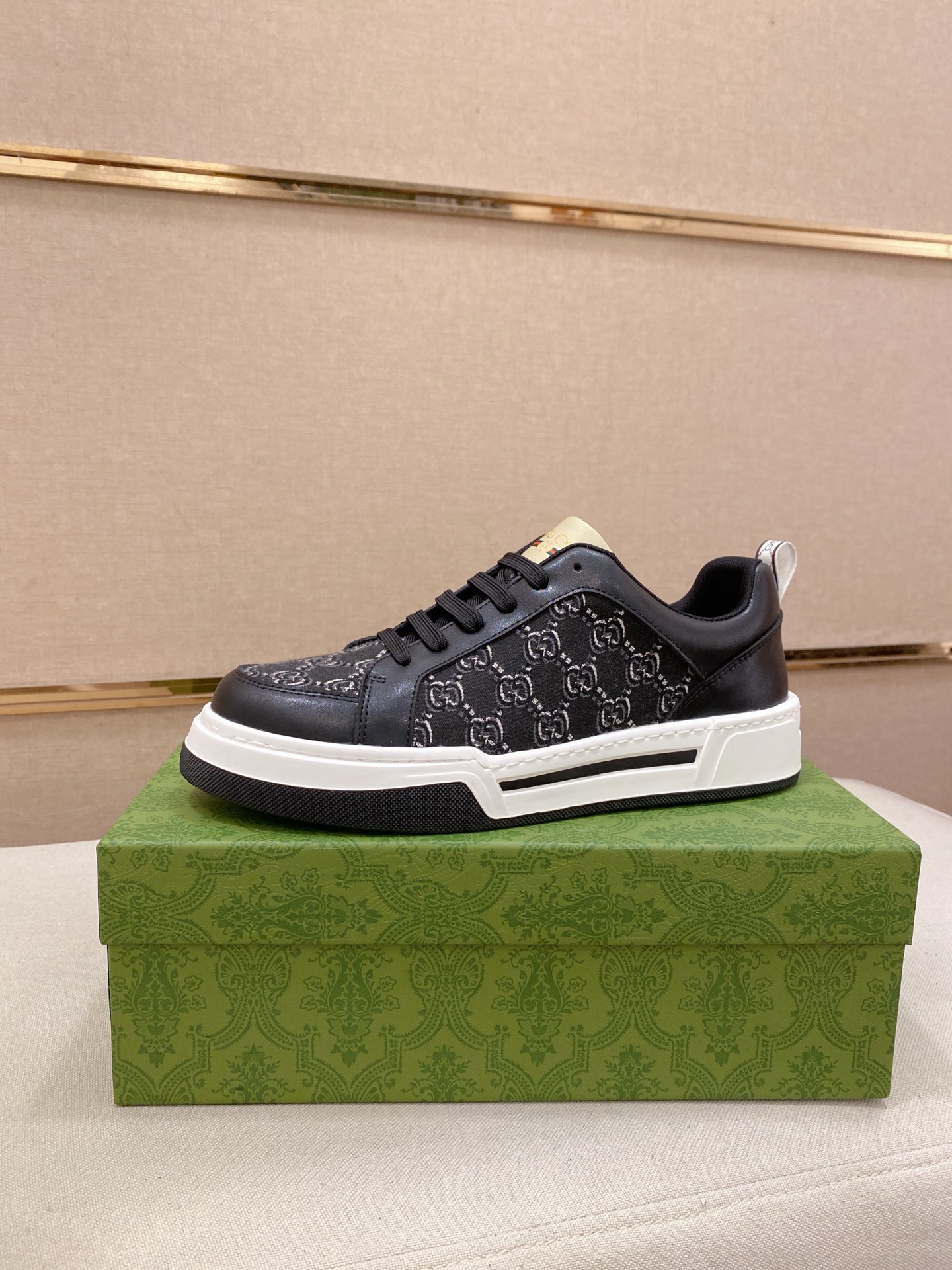 グッチ メンズスニーカー ブラック レザーデザイン 2色展開 🏃‍♂️