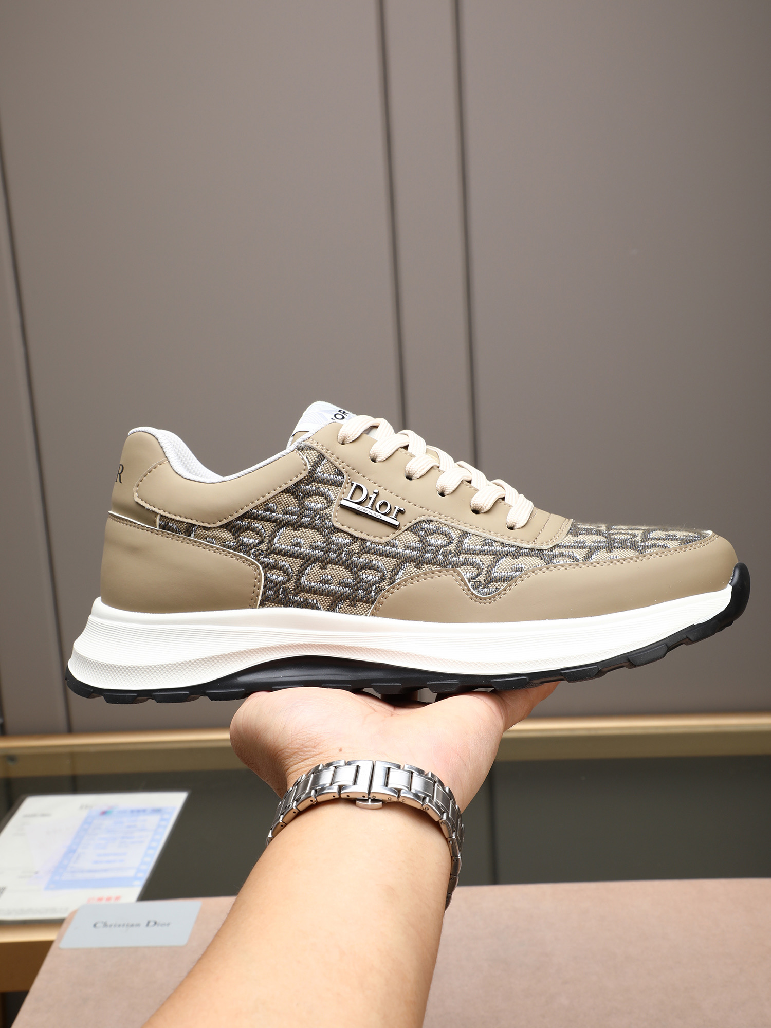 Dior 男性 スニーカー カーキ ディオール ダブル D カモフラージュ デザイン 軽量 ステューシー 毎日履ける 👞