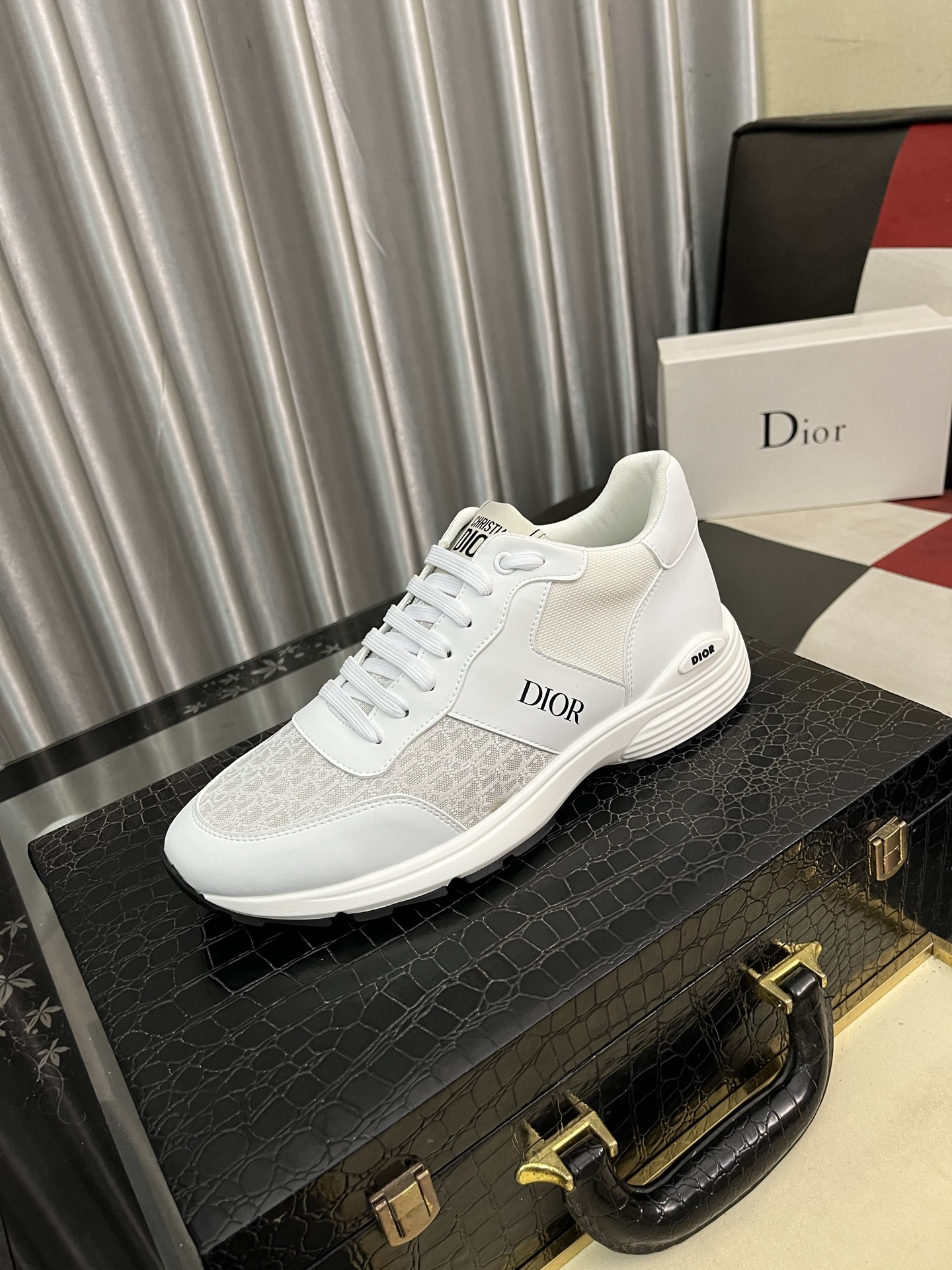 クリスチャン ディオール メンズ スニーカー 2色 ホワイト ブラック 13000円 39-44サイズ 🥾