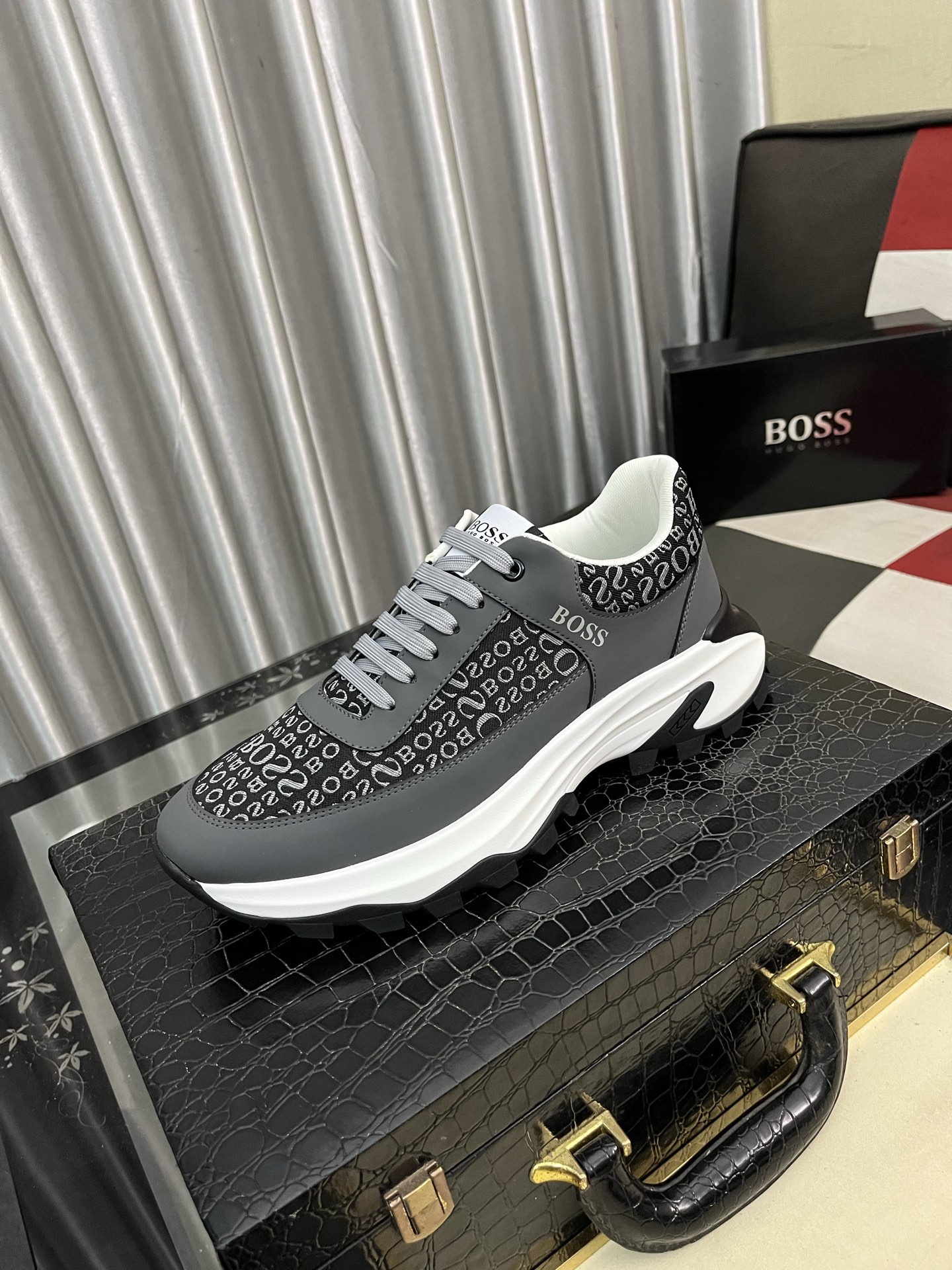 BOSS メンズ スニーカー ブラック グレー 2色 ロゴプリント ファッションシューズ 🥾