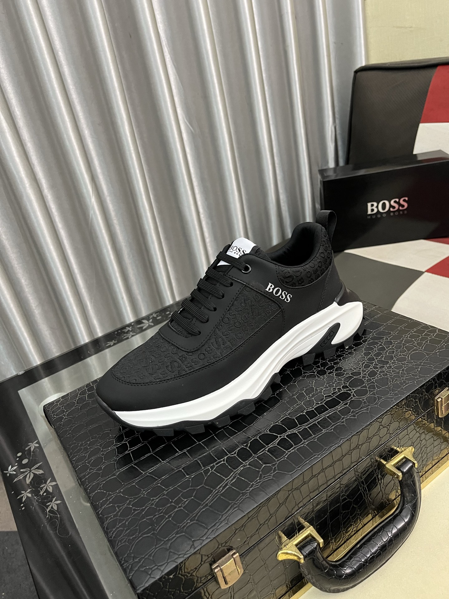 【HUGO BOSS】 メンズ スニーカー ブラック 白ソール 4色入 🎩