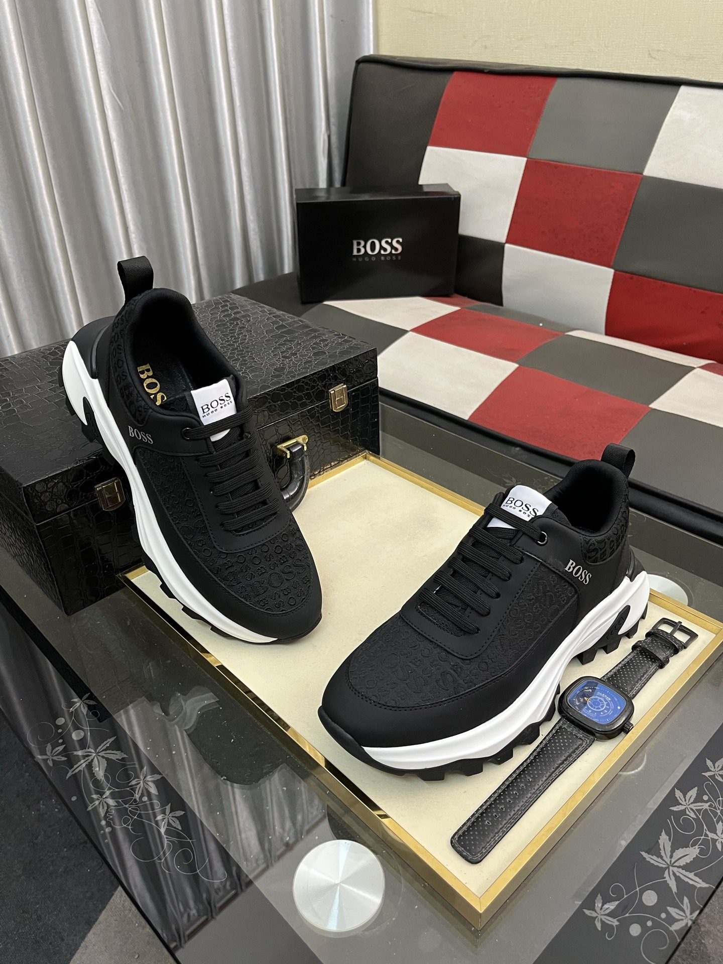 【HUGO BOSS】 メンズ スニーカー ブラック 白ソール 4色入 🎩 - 画像 3