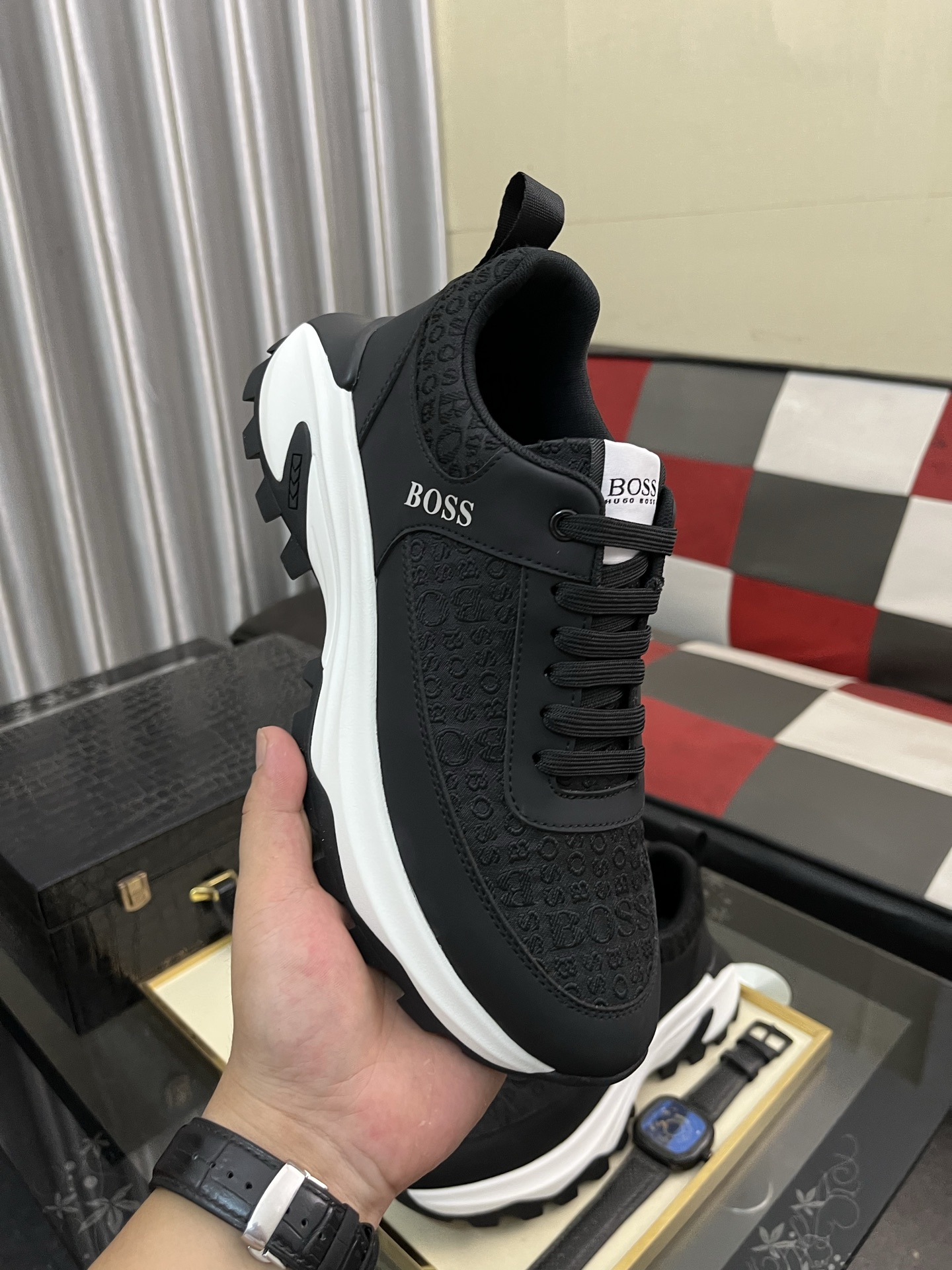 【HUGO BOSS】 メンズ スニーカー ブラック 白ソール 4色入 🎩 - 画像 4