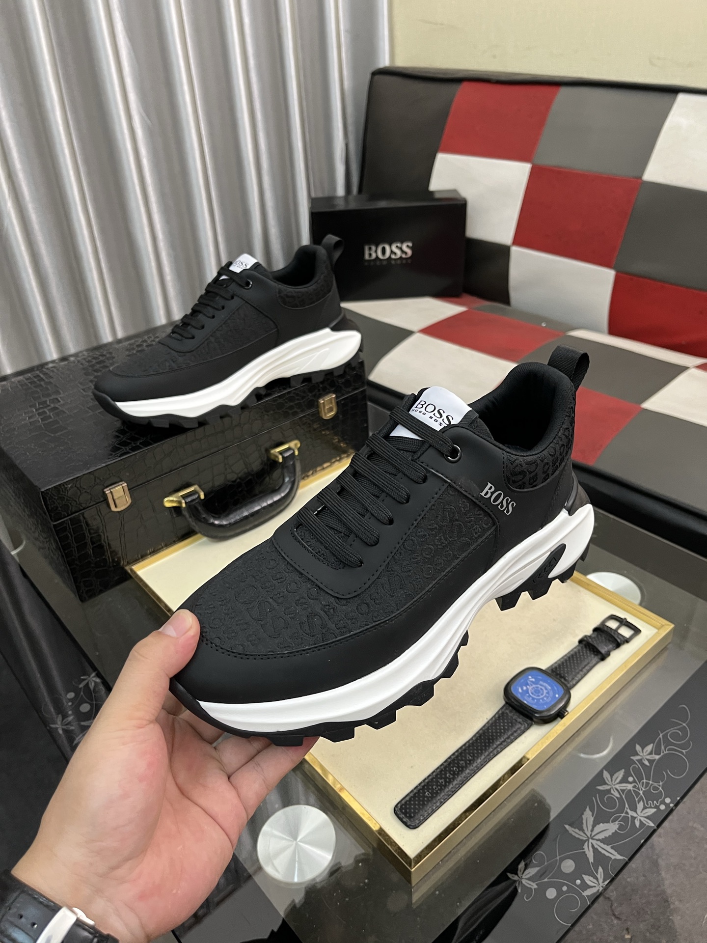 【HUGO BOSS】 メンズ スニーカー ブラック 白ソール 4色入 🎩 - 画像 5