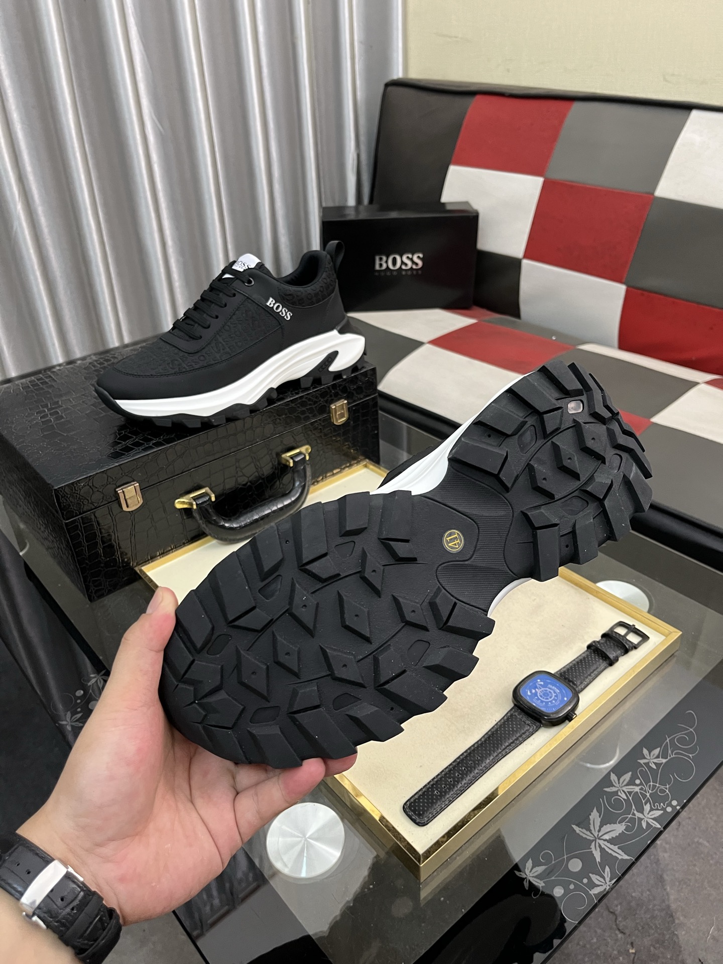 【HUGO BOSS】 メンズ スニーカー ブラック 白ソール 4色入 🎩 - 画像 9