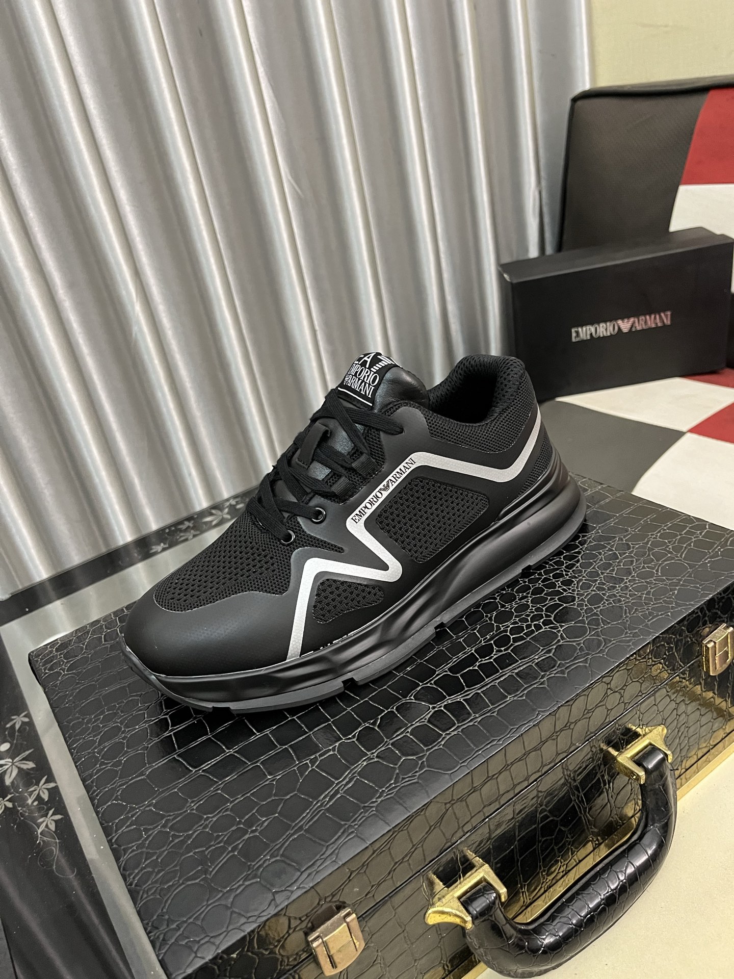 EMPORIO ARMANI メンズ スニーカー 5色展開 黒 メッシュ素材 軽量設計 2024年新作 🥿