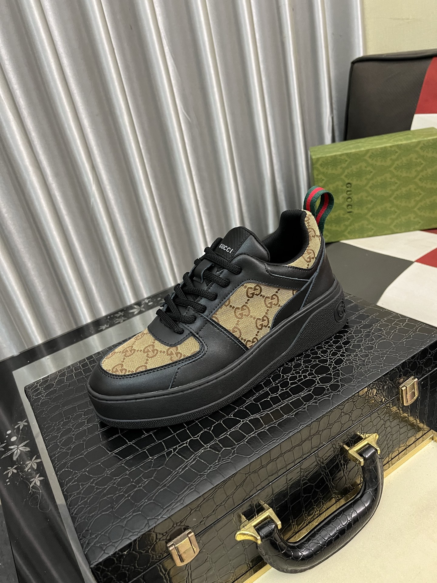 高級感のある GUCCI メンズ スニーカー ブラック ベージュ プレーンレースアップ 4色入 🍀