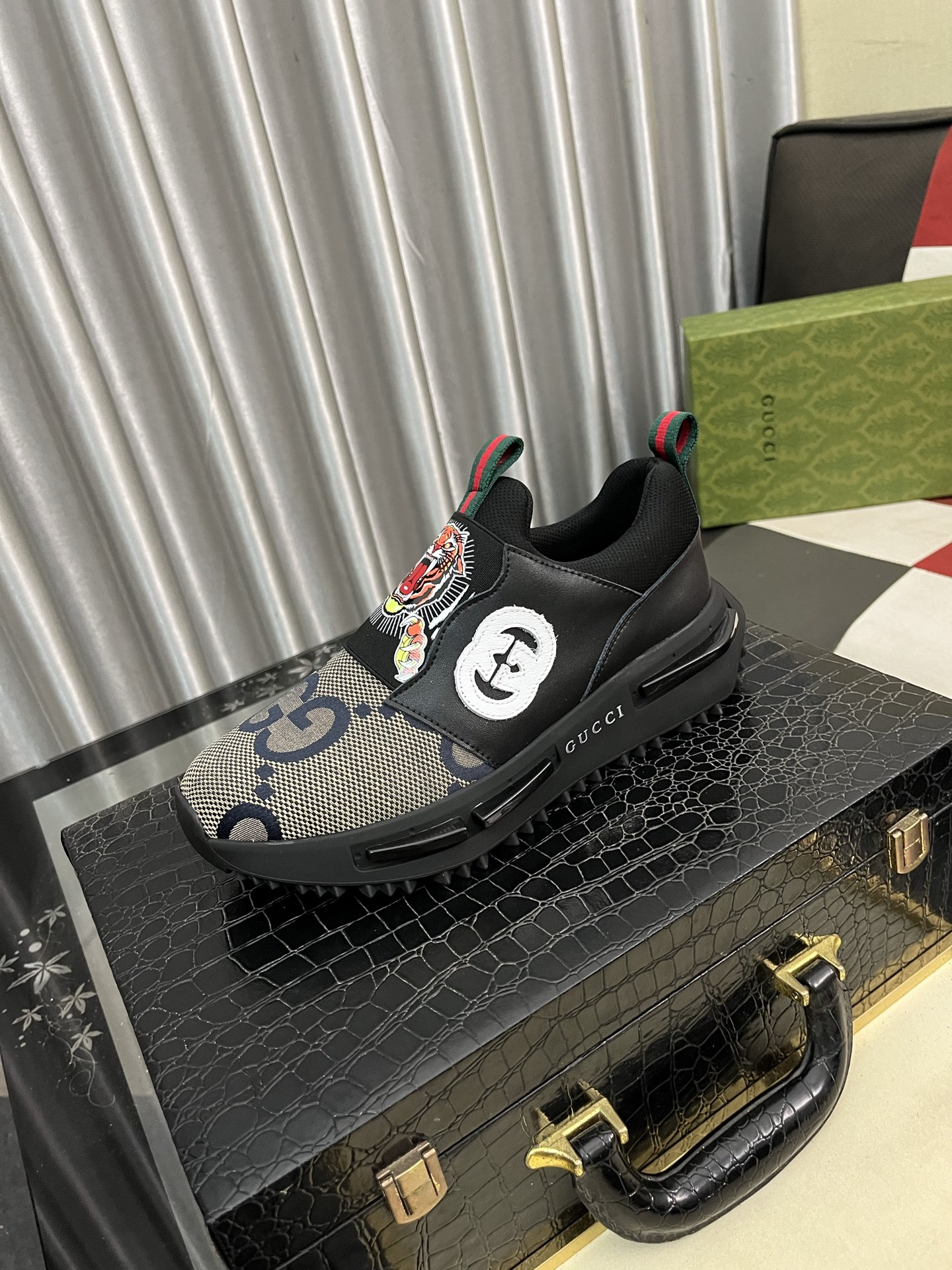 GUCCI メンズスニーカー タイガーデザイン 2色展開 本革 ファッション スタイリッシュ 🐯