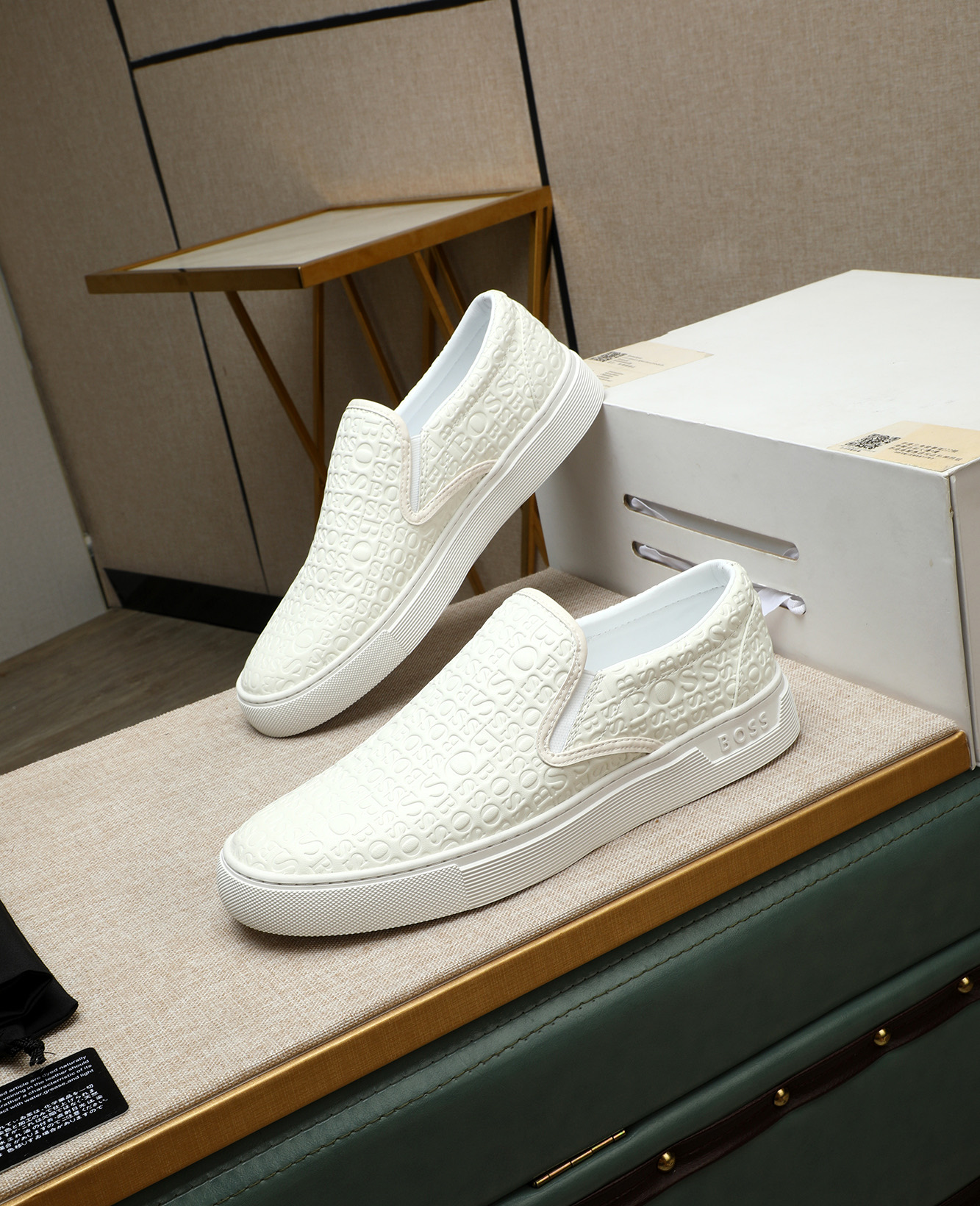 BOSS メンズスニーカー 3色 1足履き ロゴプレス ホワイト シューズ 80個以上