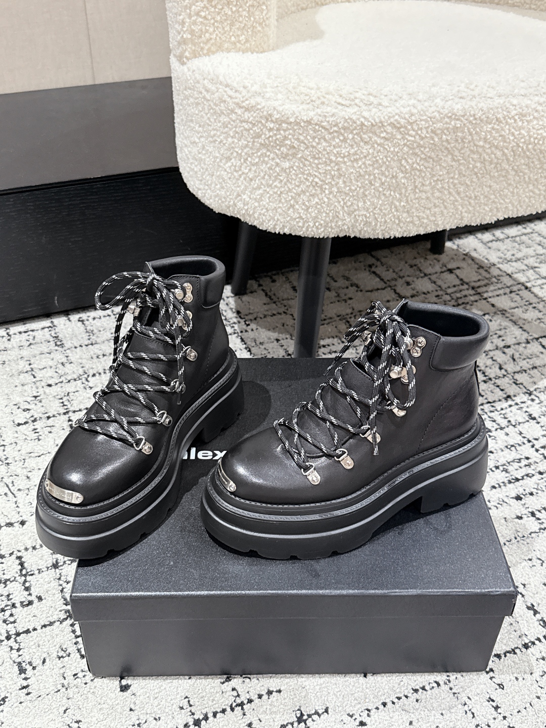 アレキサンダー レインボウ ブーツ ブラック 36サイズ 1色 🖤 おしゃれなハイカットブーツ ファッション性抜群 細部までこだわり抜かれたデザイン 都会的なスタイルにぴったり - 画像 3