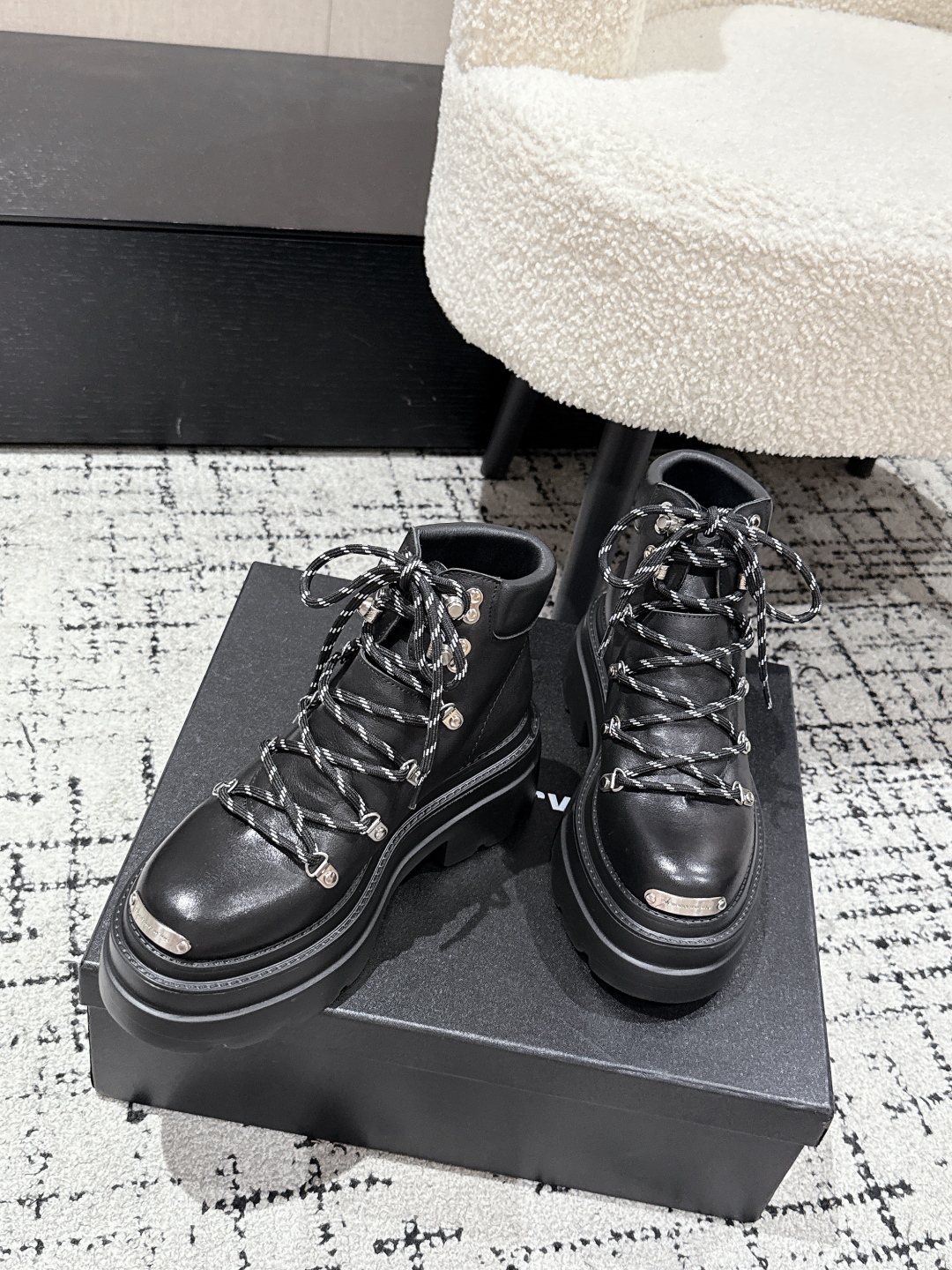 アレキサンダー レインボウ ブーツ ブラック 36サイズ 1色 🖤 おしゃれなハイカットブーツ ファッション性抜群 細部までこだわり抜かれたデザイン 都会的なスタイルにぴったり - 画像 4